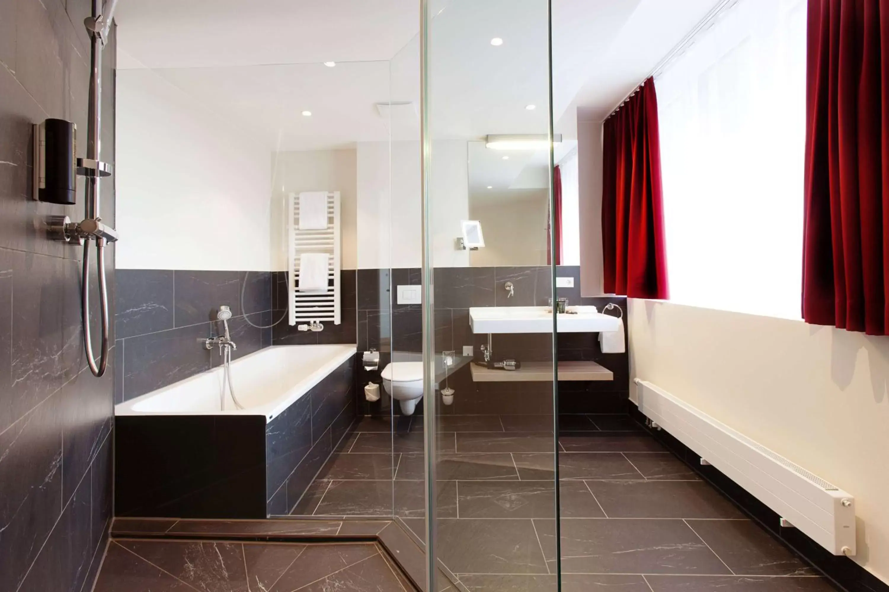 TV and multimedia, Bathroom in Vienna House Easy by Wyndham München