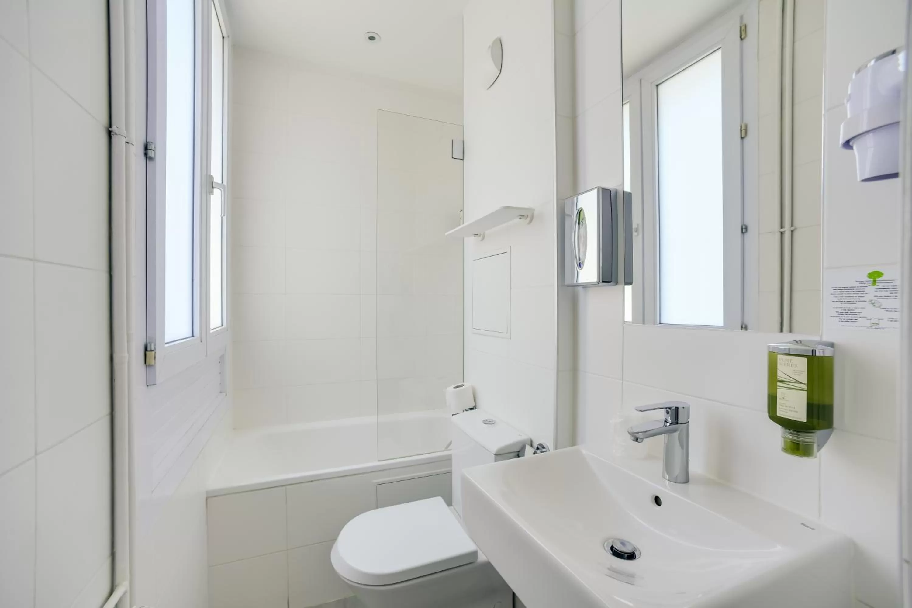 Bathroom in Parici Hôtel Boulogne Billancourt