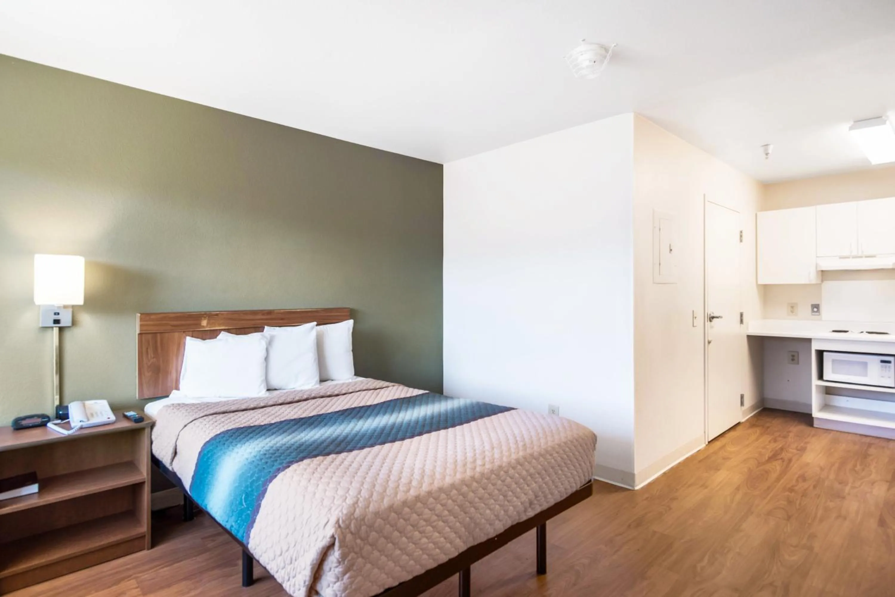 Photo of the whole room, Bed in HomeTowne Studios by Red Roof Colorado Springs - Airport