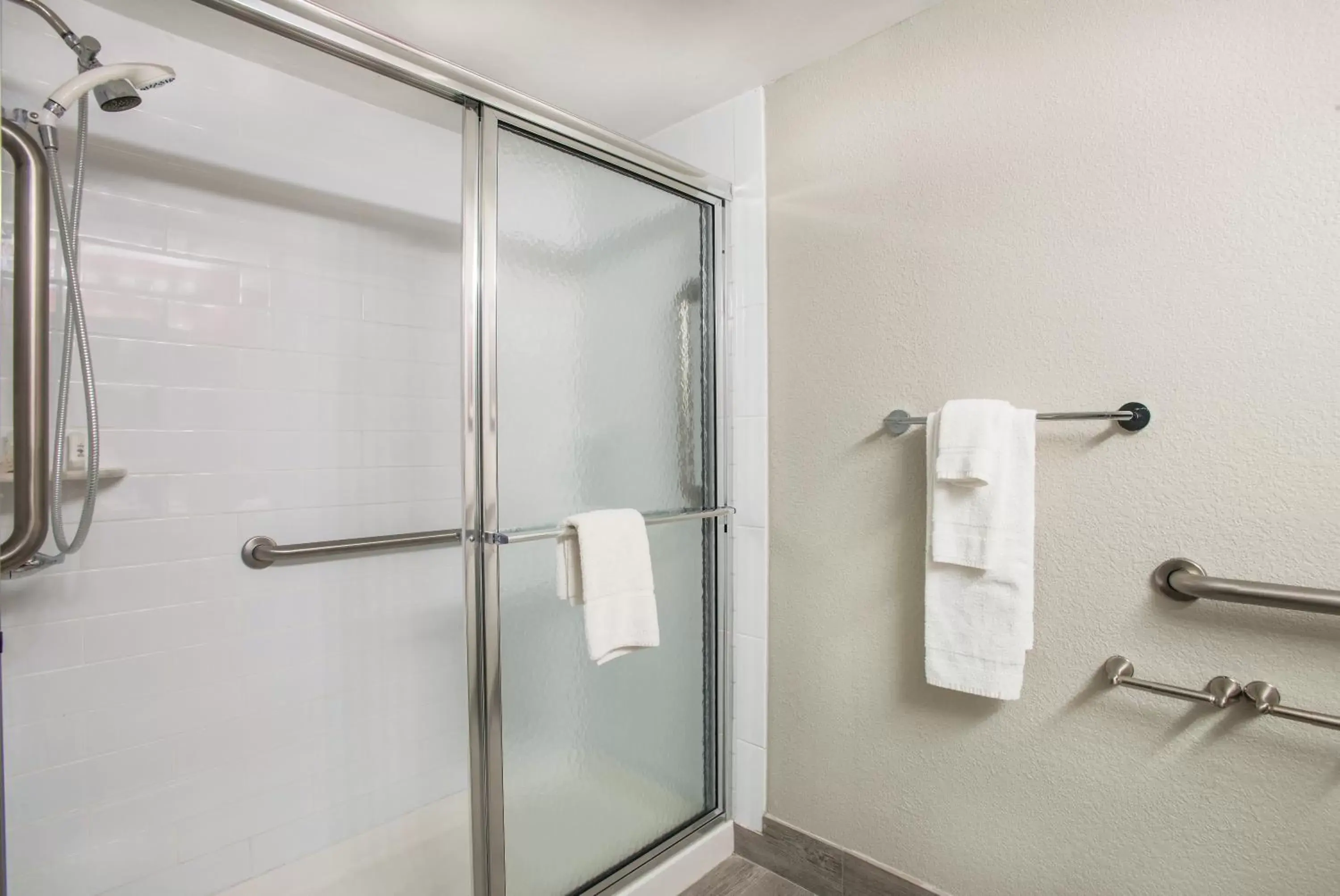 Bathroom in La Quinta Inn & Suites by Wyndham DC Metro Capital Beltway