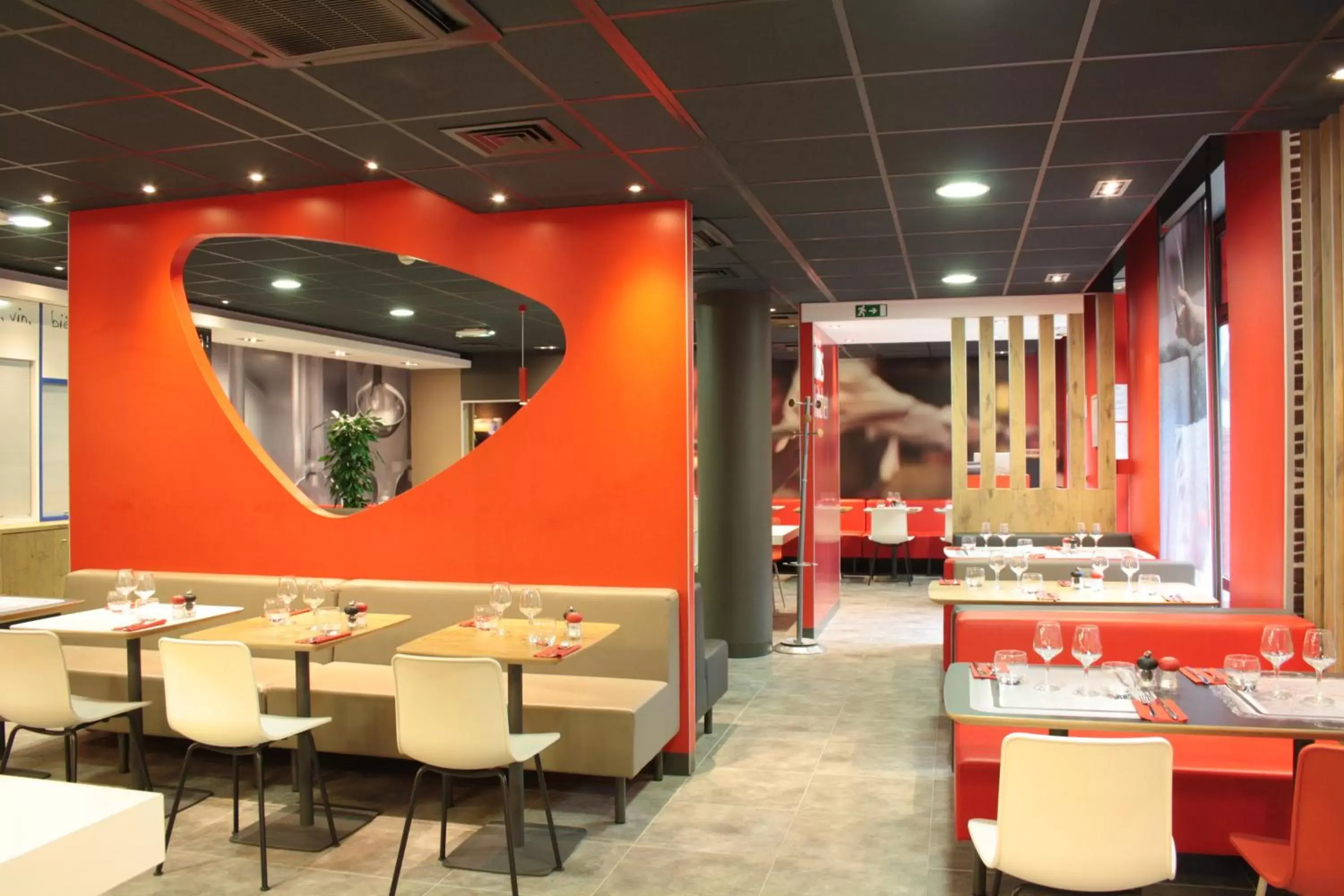 Restaurant/Places to Eat in ibis Lille Centre Gares