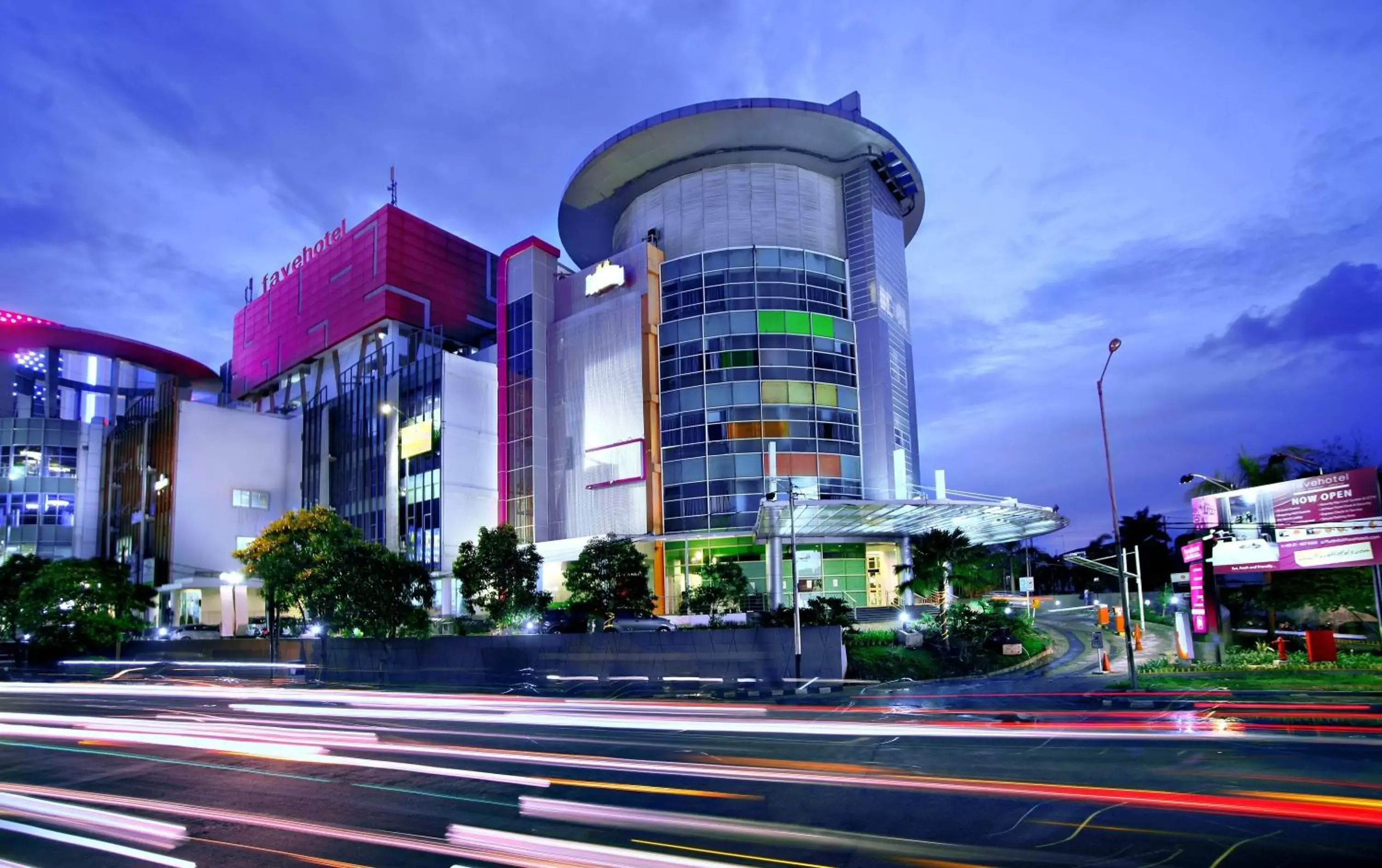 Facade/entrance in favehotel Pluit Junction Facade/entrance in favehotel Pluit Junction