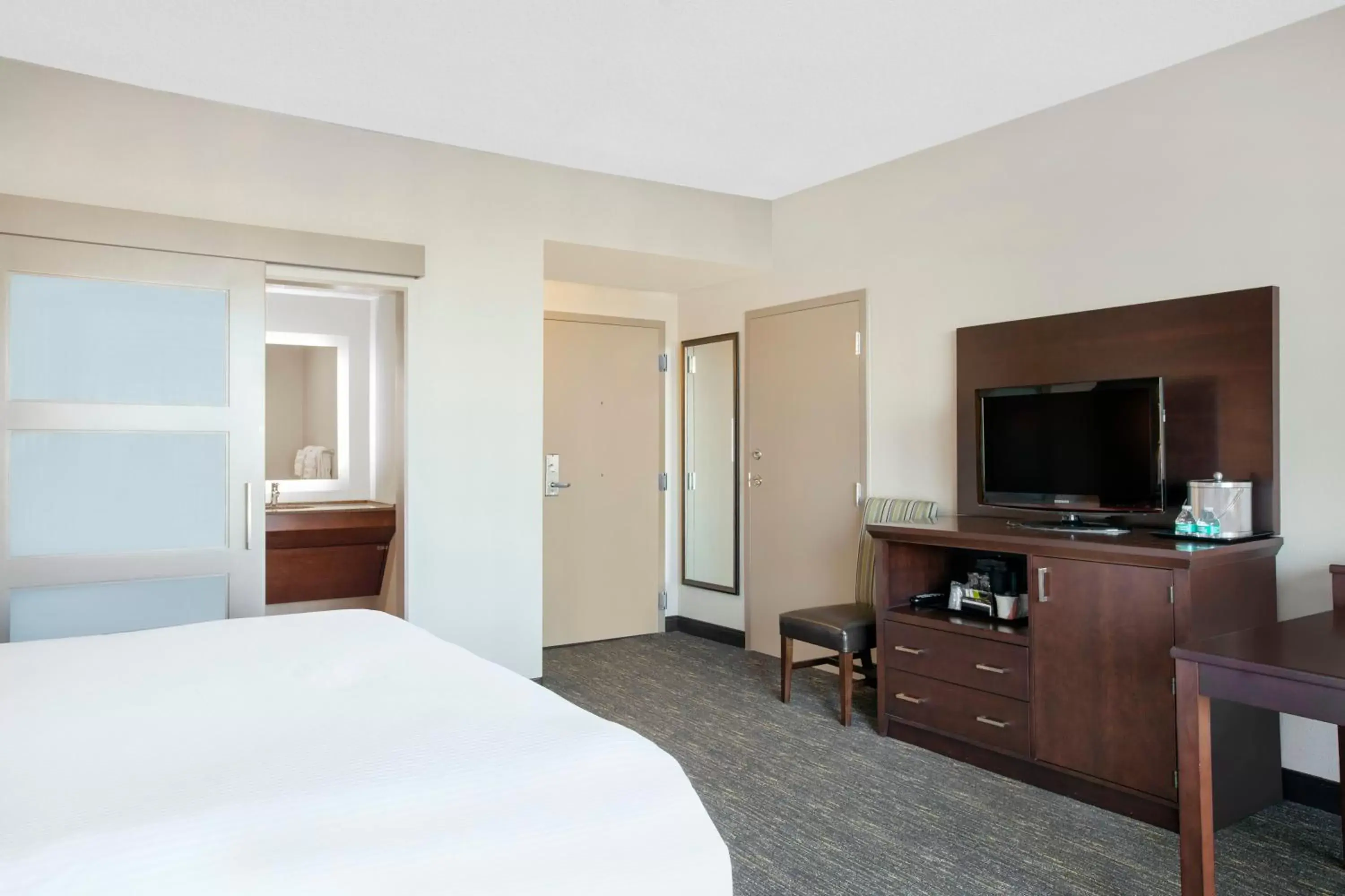 Queen Room with Mobility/Hearing Access - Non-Smoking in Wyndham San Diego Bayside Queen Room with Mobility/Hearing Access - Non-Smoking in Wyndham San Diego Bayside