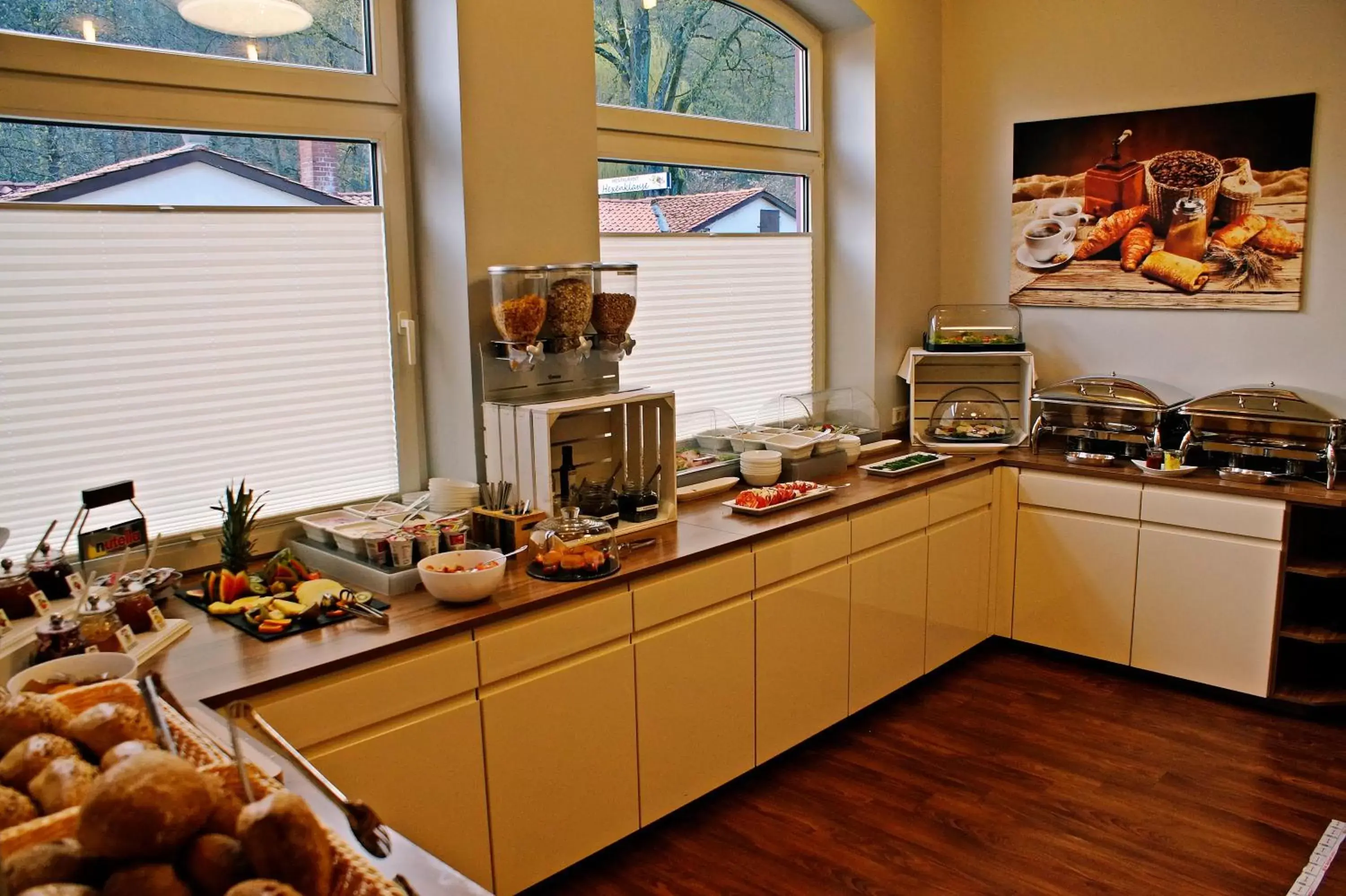 Breakfast, Kitchen/Kitchenette in REGIOHOTEL am Kurpark Bad Harzburg