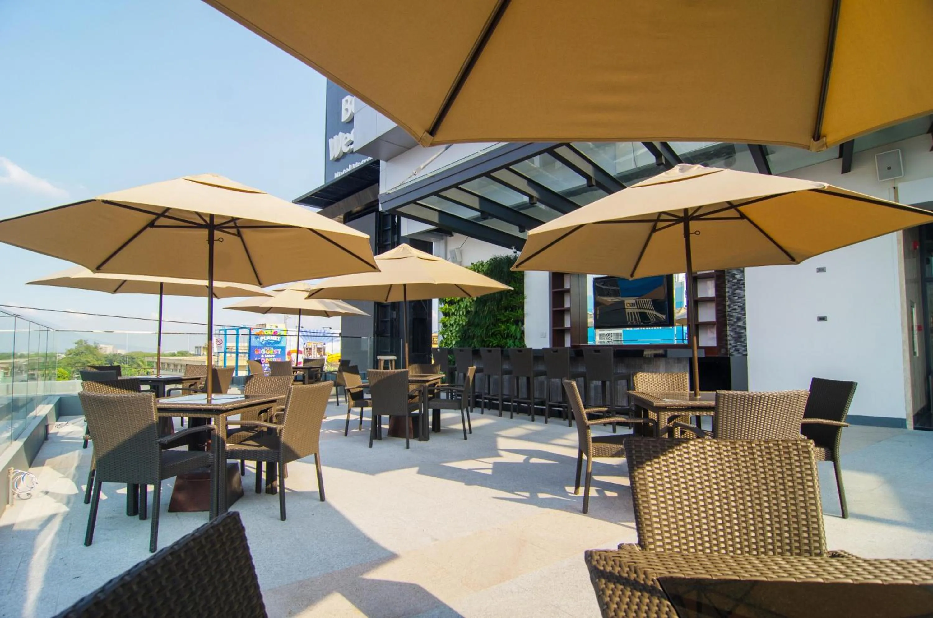 Property building in Best Western Plus Metro Clark