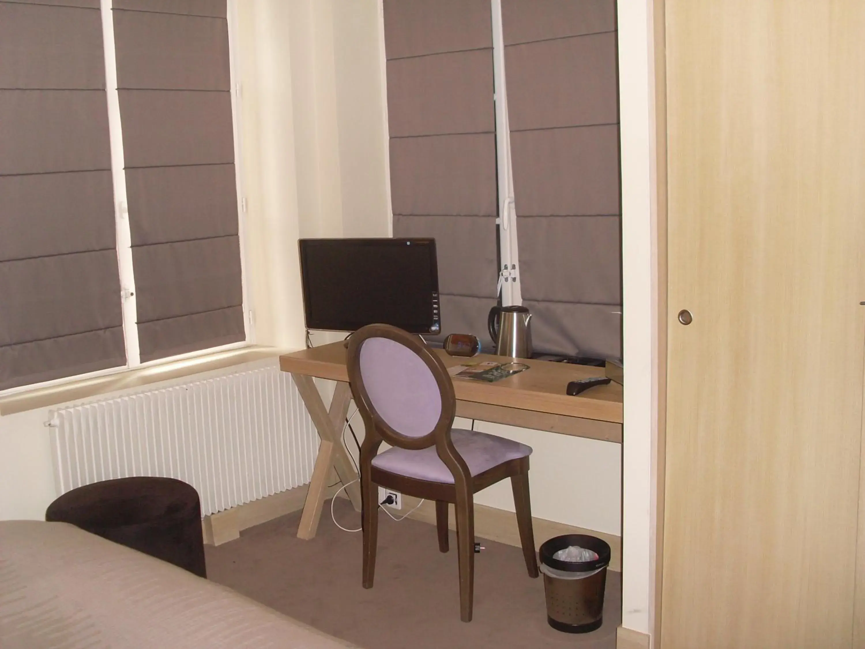 Photo of the whole room, TV/Entertainment Center in Hôtel Le Parc