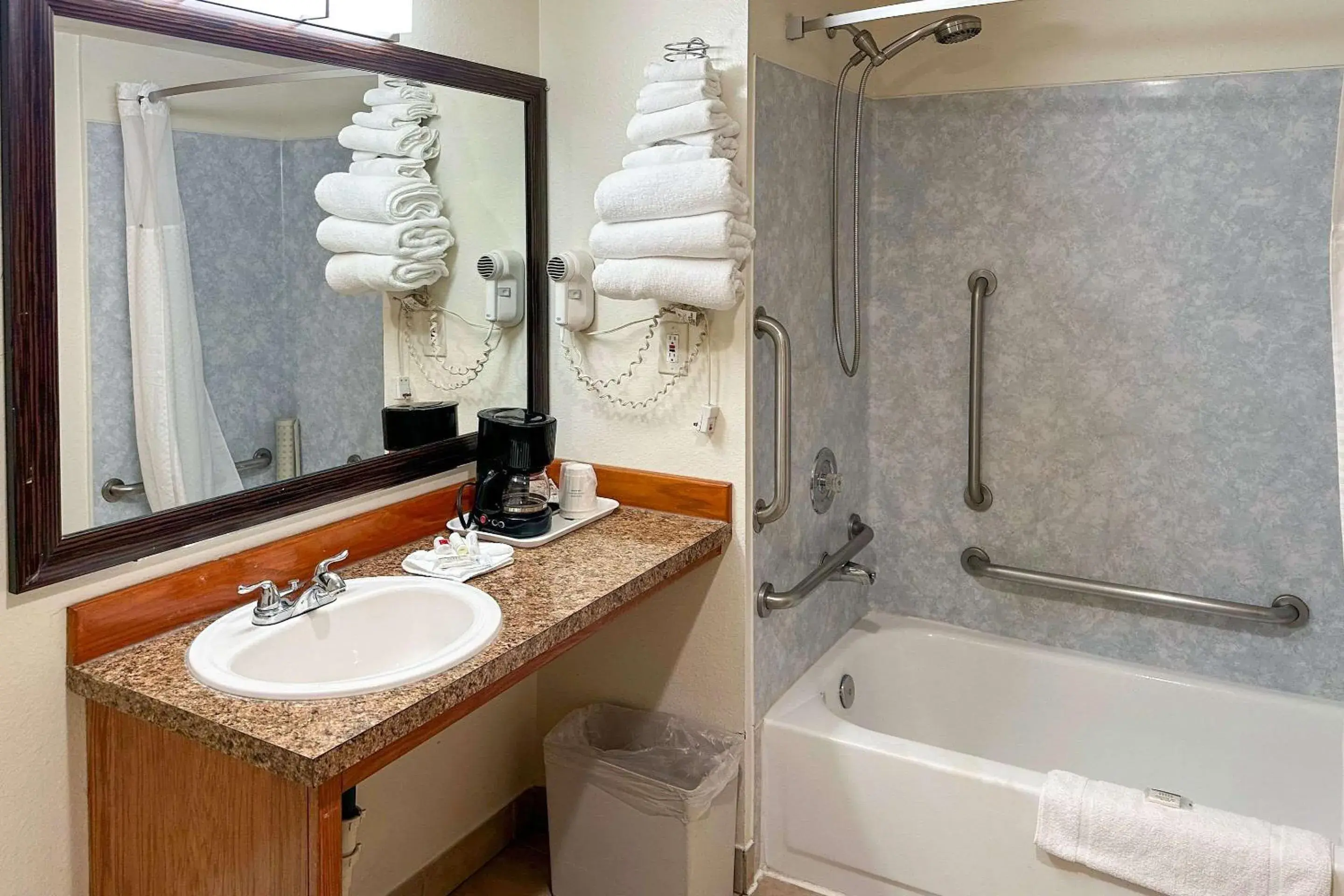 Bedroom, Bathroom in Econo Lodge Edmonds North Seattle