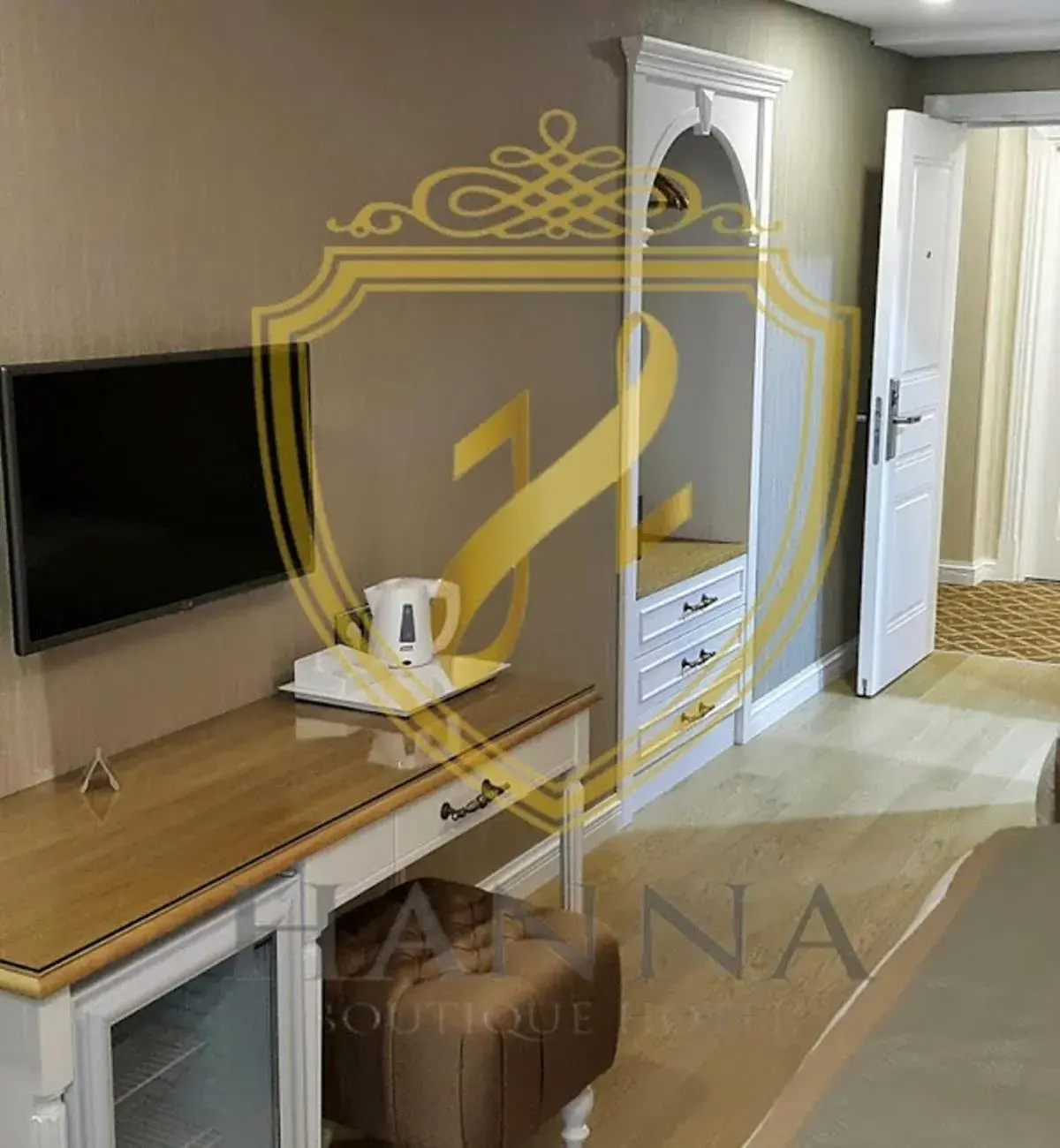 TV and multimedia, TV/Entertainment Center in Hanna Hotel