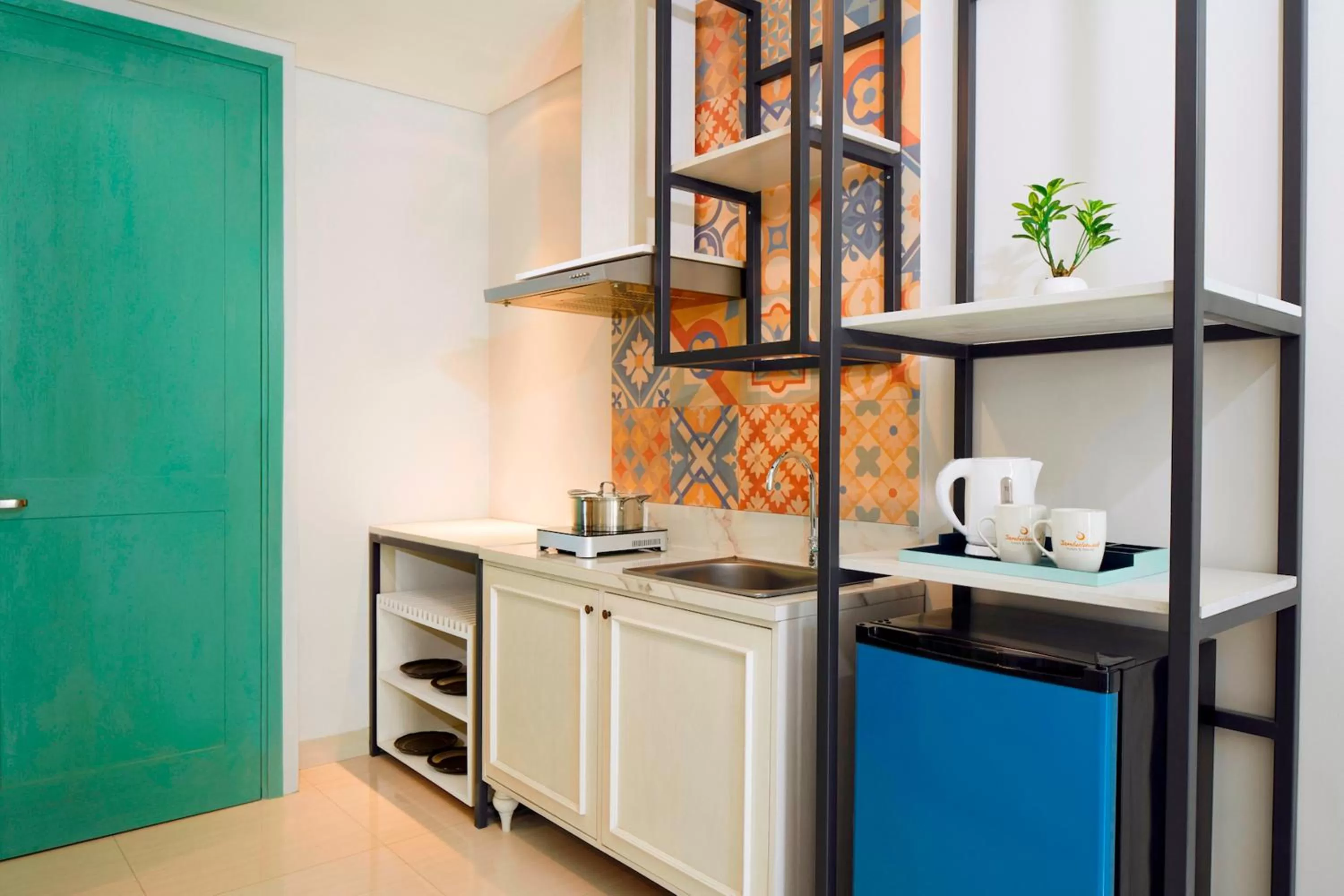 Communal kitchen in Jambuluwuk Thamrin Hotel