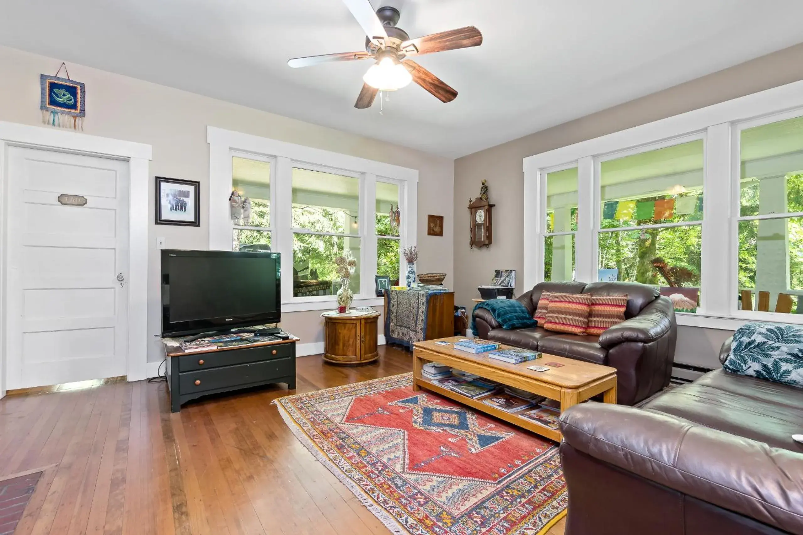 Living room, Seating Area in Mountain Meadows Inn