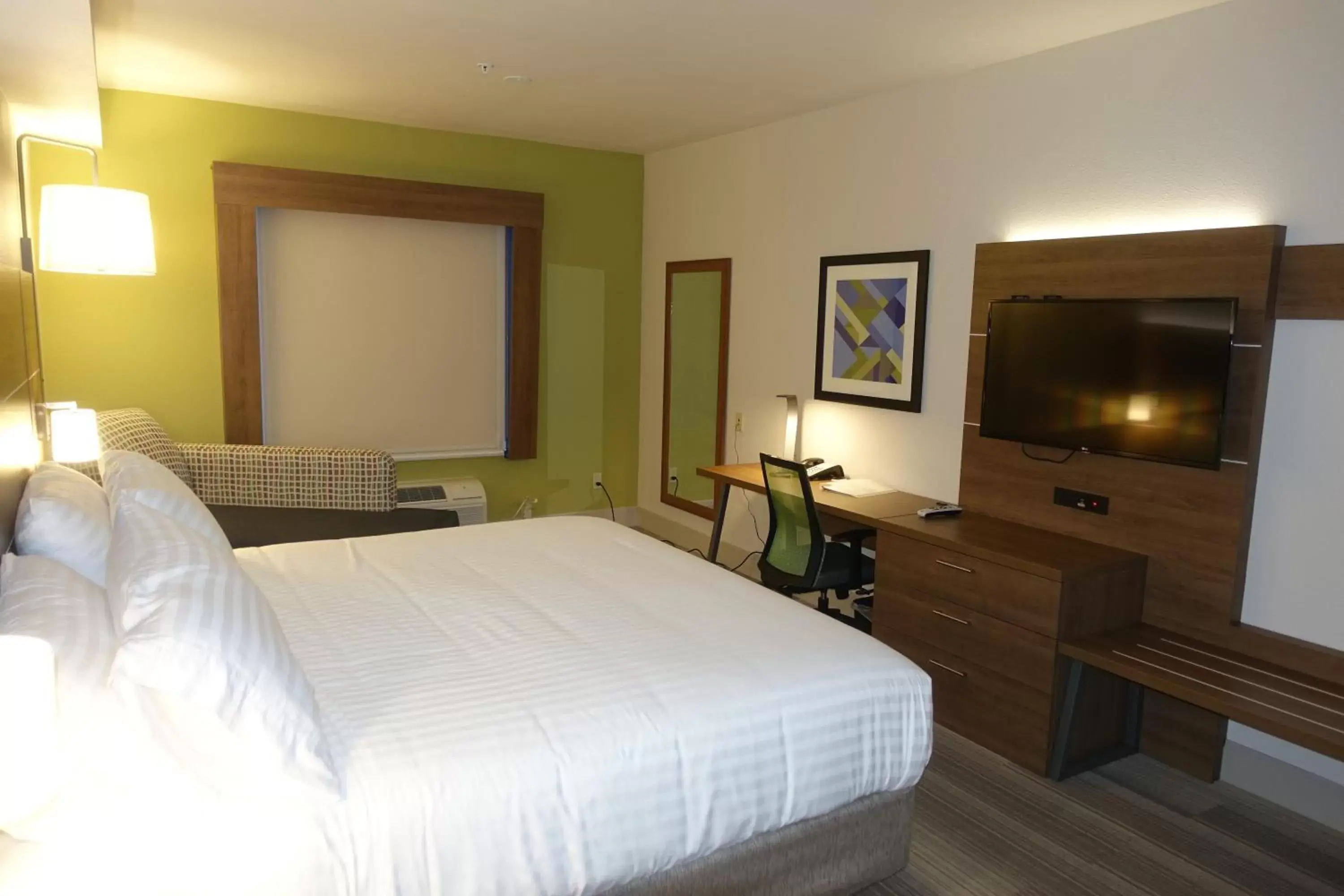 Photo of the whole room, Bed in Holiday Inn Express & Suites Brentwood, an IHG Hotel