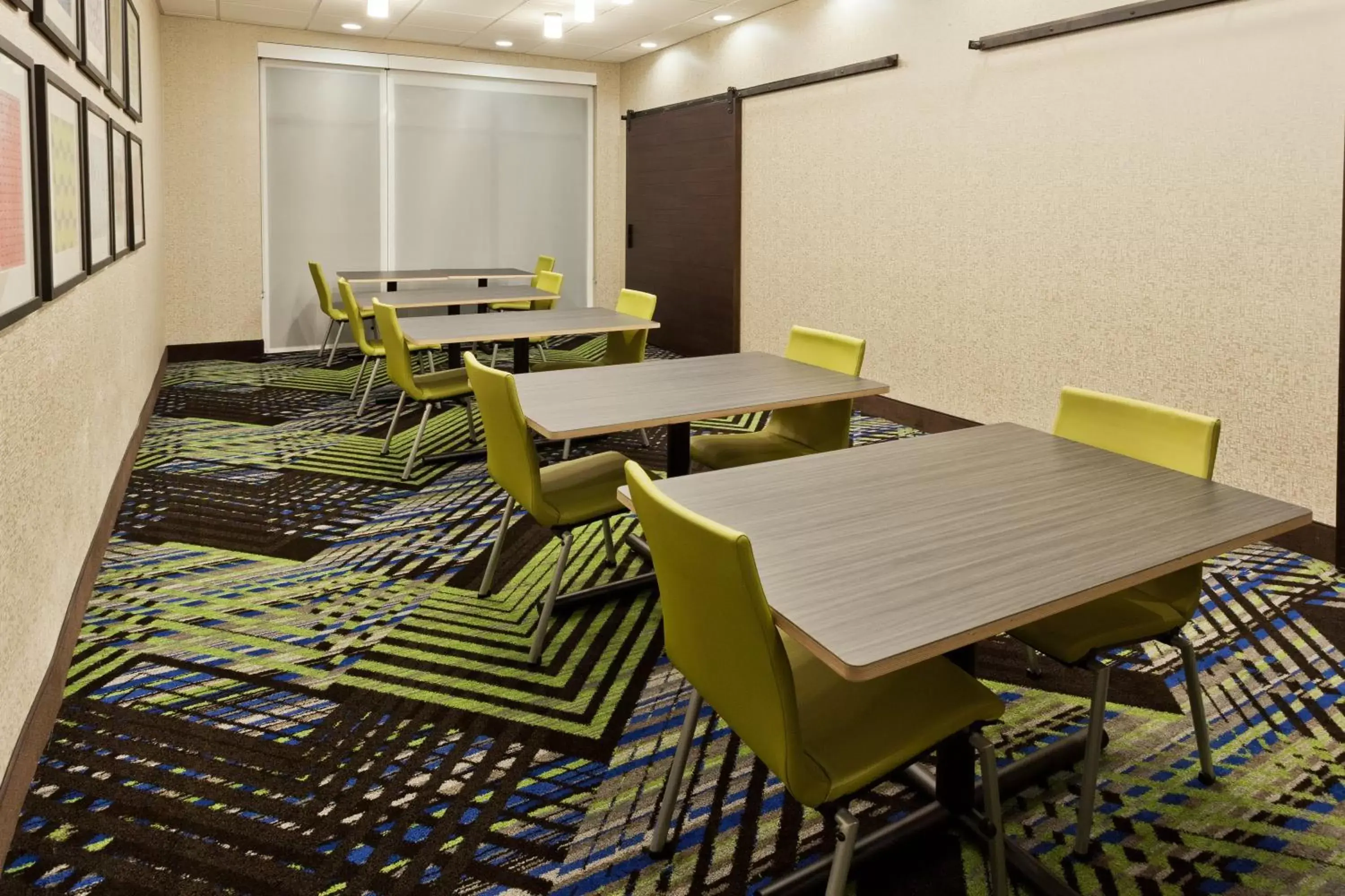 Meeting/conference room in Holiday Inn Express & Suites - Fayetteville, an IHG Hotel