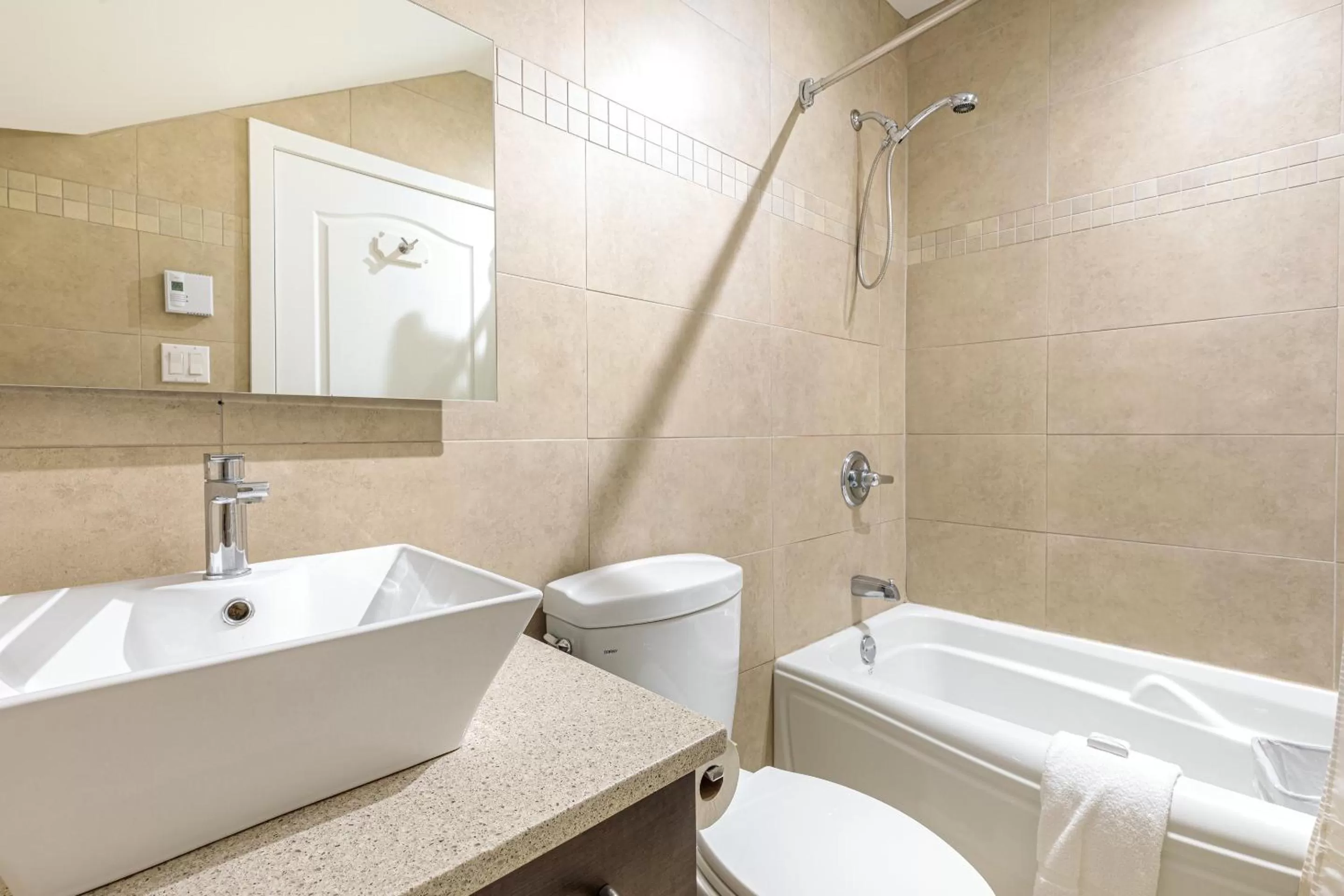 Toilet in Hotel Montfort Nicolet