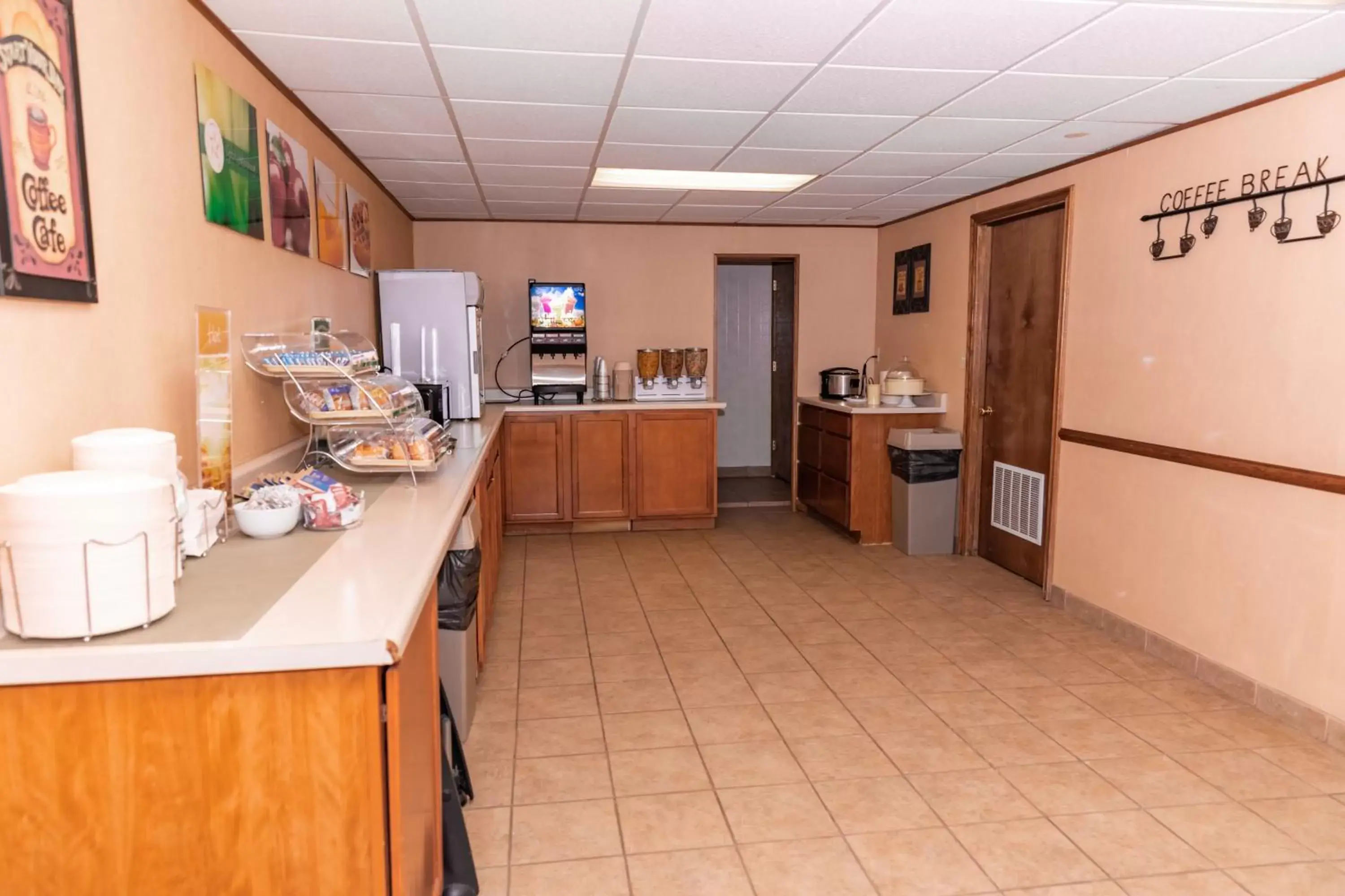 Dining area, Kitchen/Kitchenette in Quality Inn