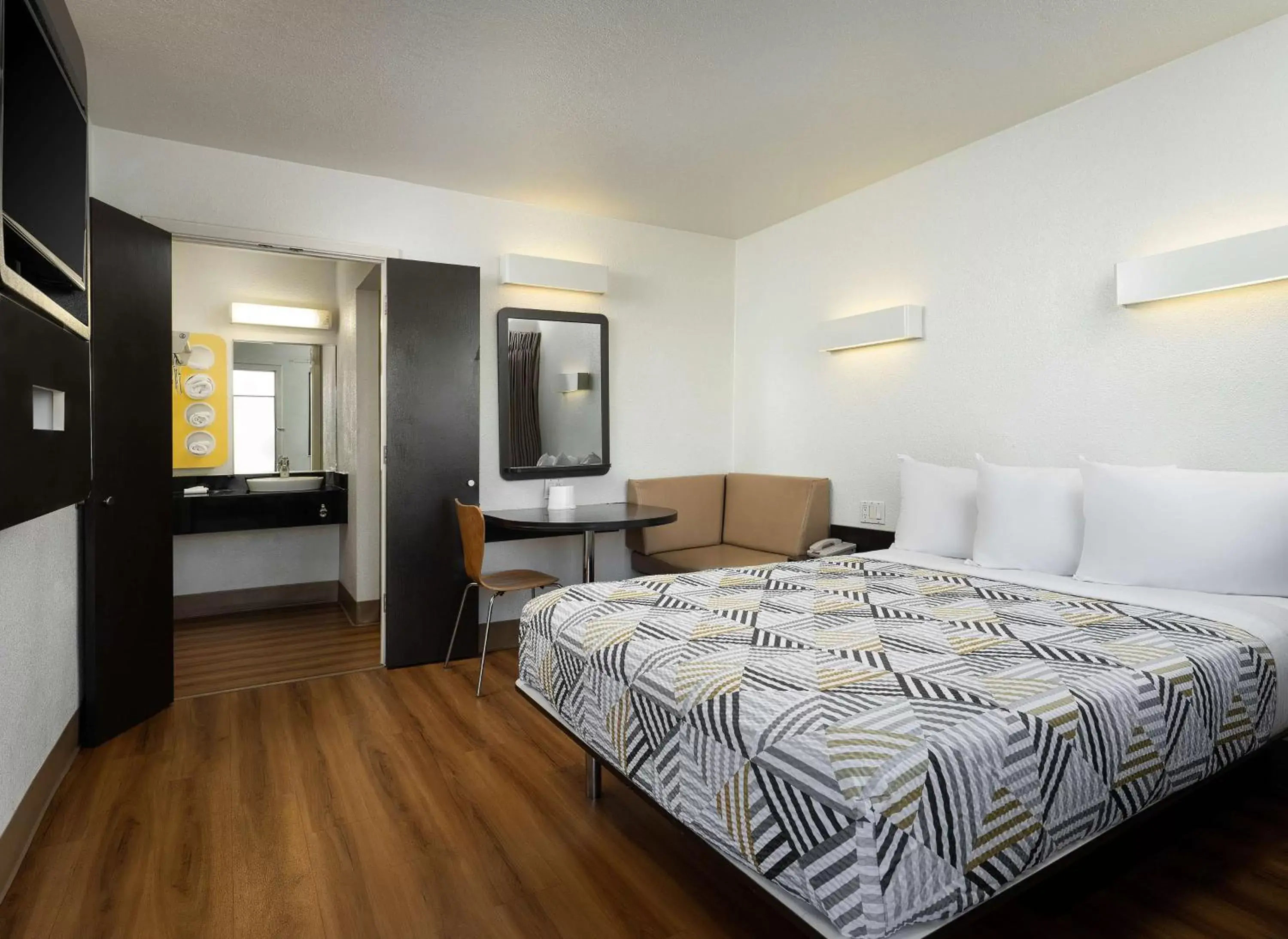 Bedroom, Bed in Motel 6-Goleta, CA - Santa Barbara Bedroom, Bed in Motel 6-Goleta, CA - Santa Barbara