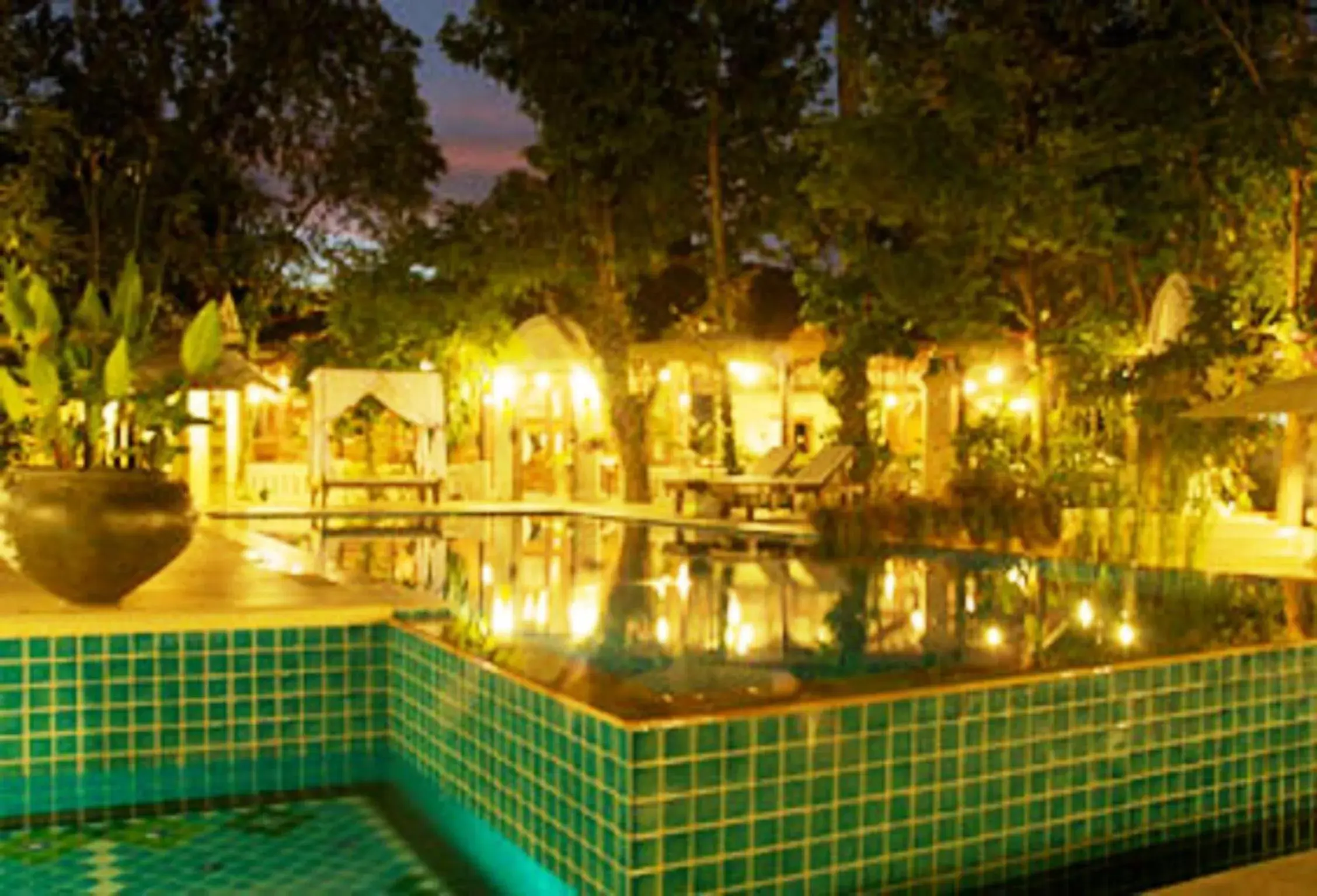 Swimming pool in Changpuak Hotel