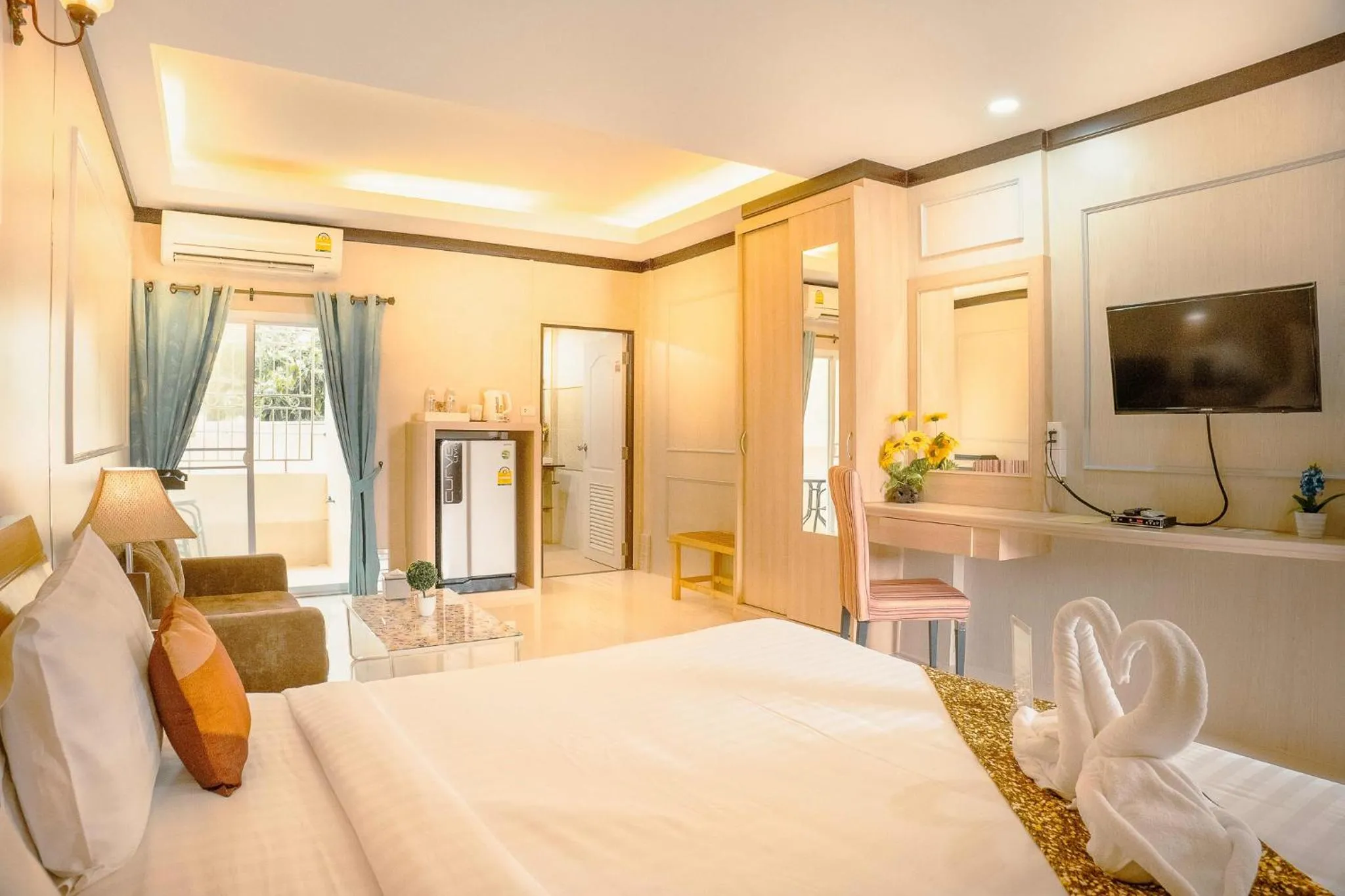 Photo of the whole room, Bed in AU Place Hotel