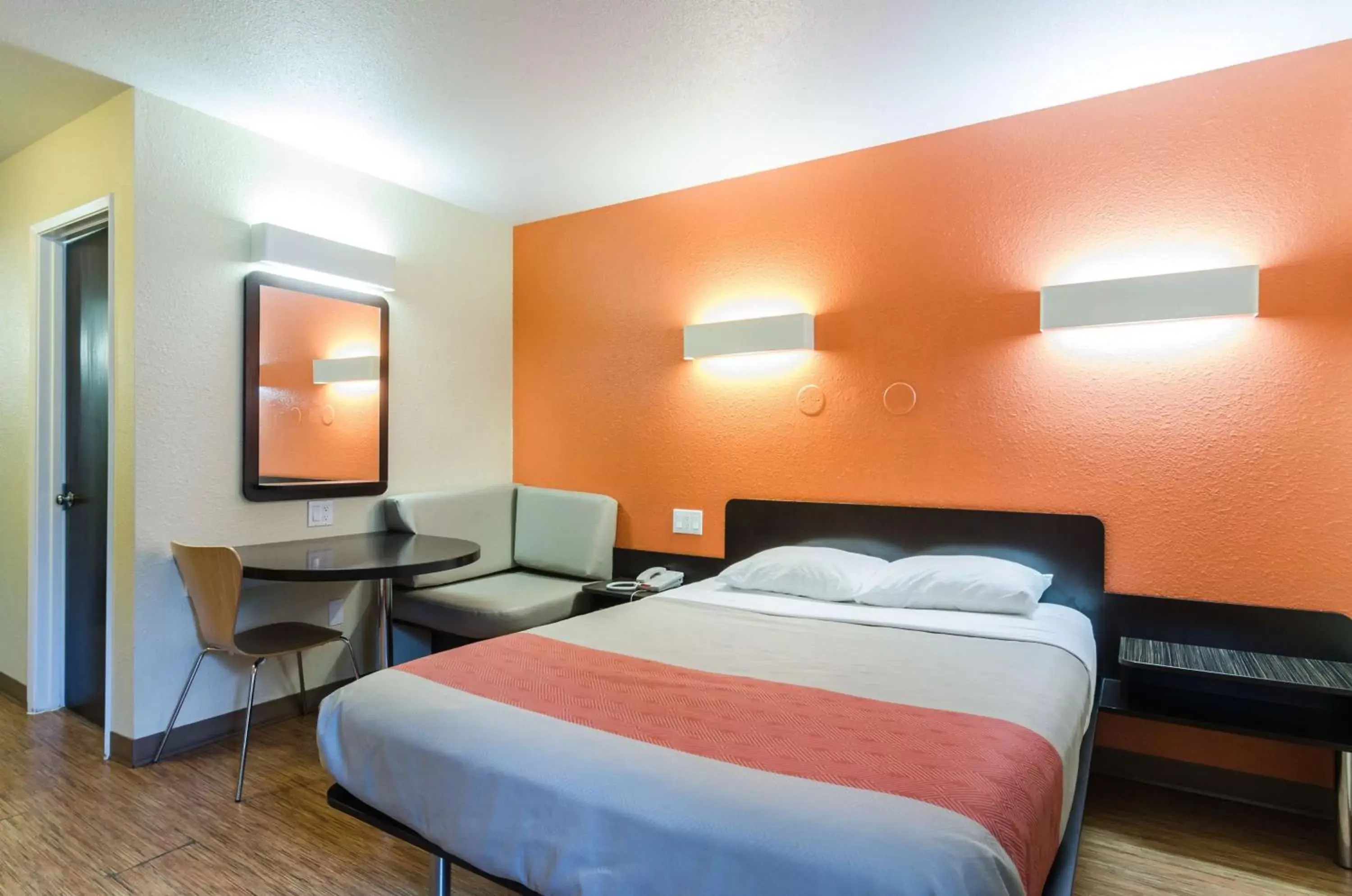 Seating area, Bed in Motel 6-Seattle, WA - Sea-Tac Airport South