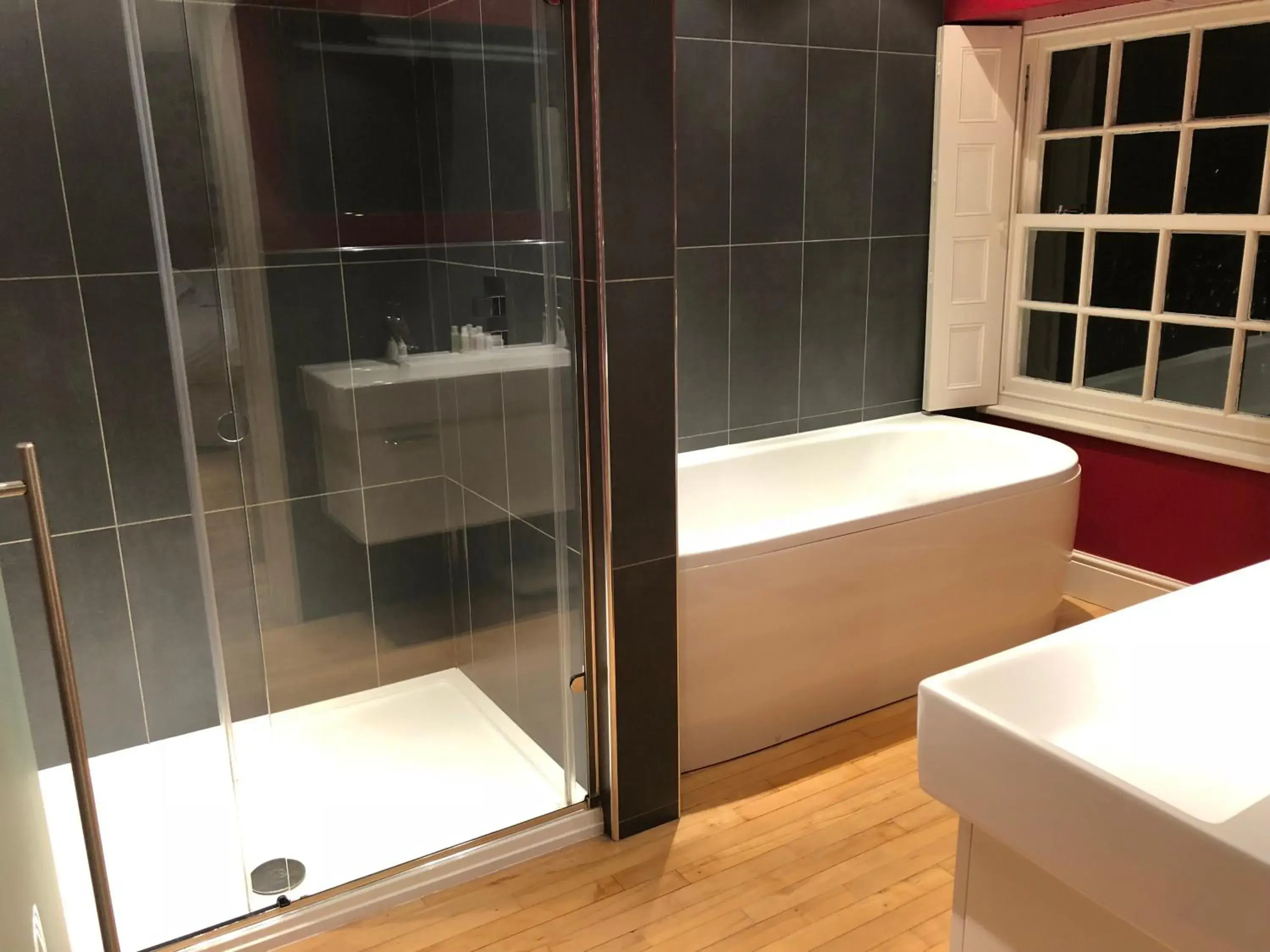 Shower, Bathroom in Hickman Hill Hotel