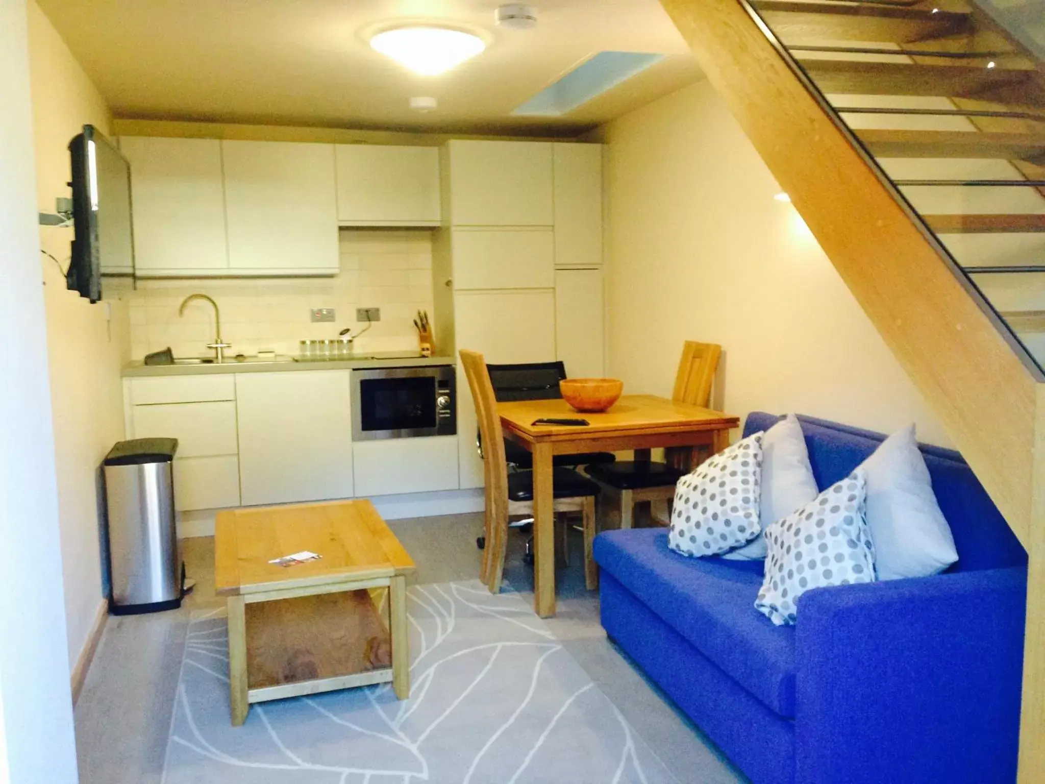 Living room, Kitchen/Kitchenette in York Aparthotel