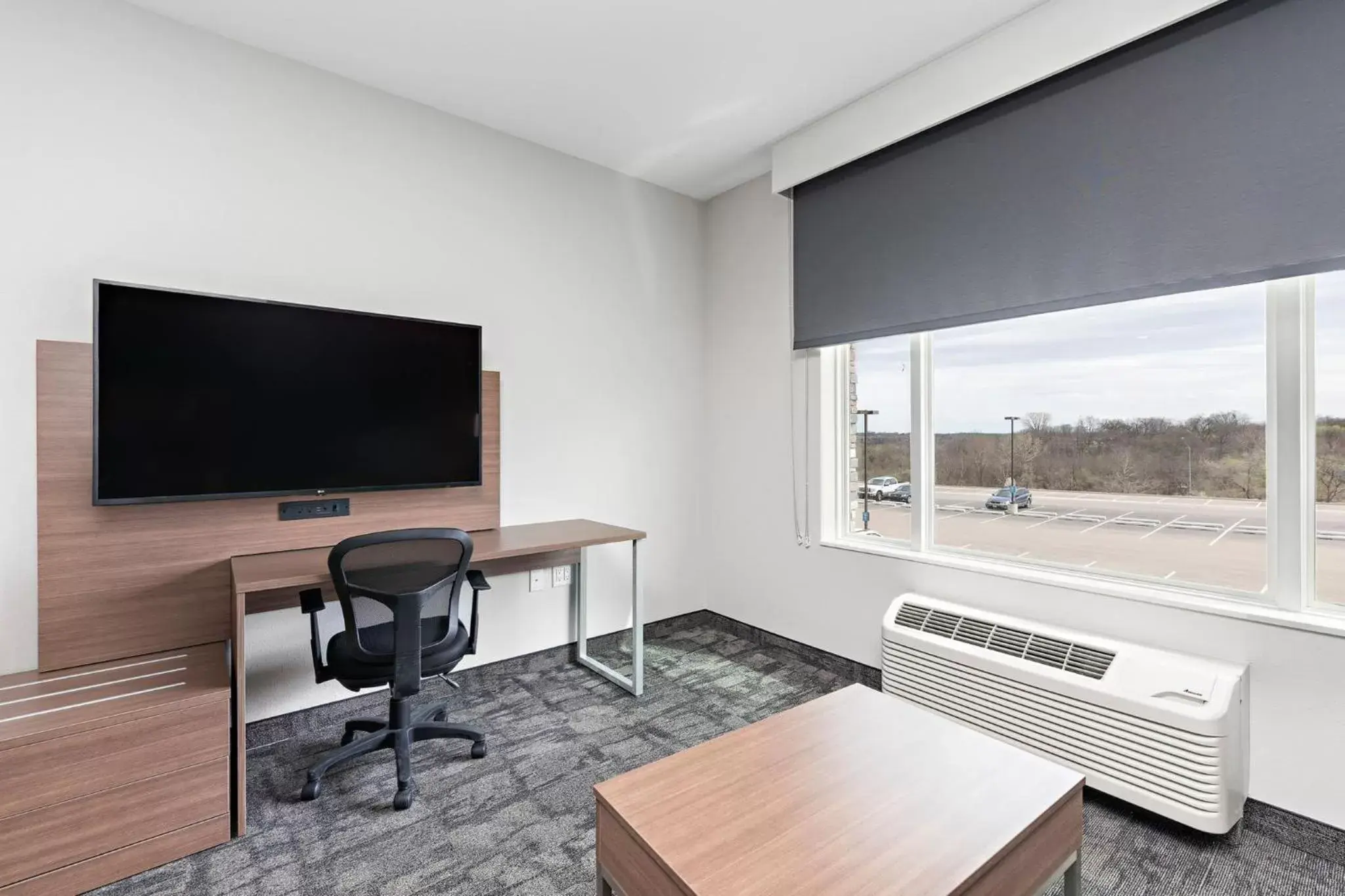 Photo of the whole room, TV/Entertainment Center in Holiday Inn Express Kansas City North Parkville, an IHG Hotel