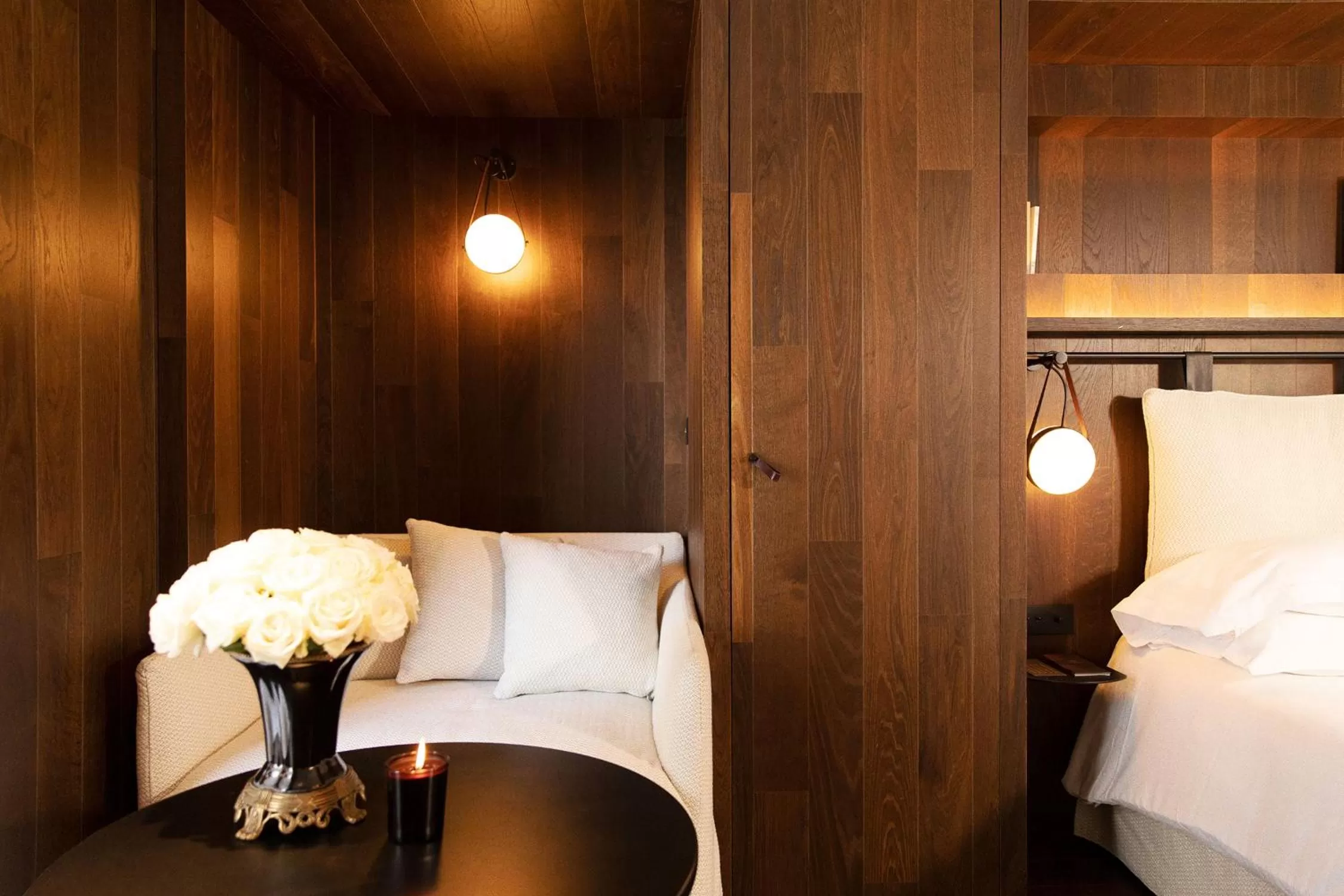 Living room, Bed in Hôtel Bourg Tibourg - Paris Marais