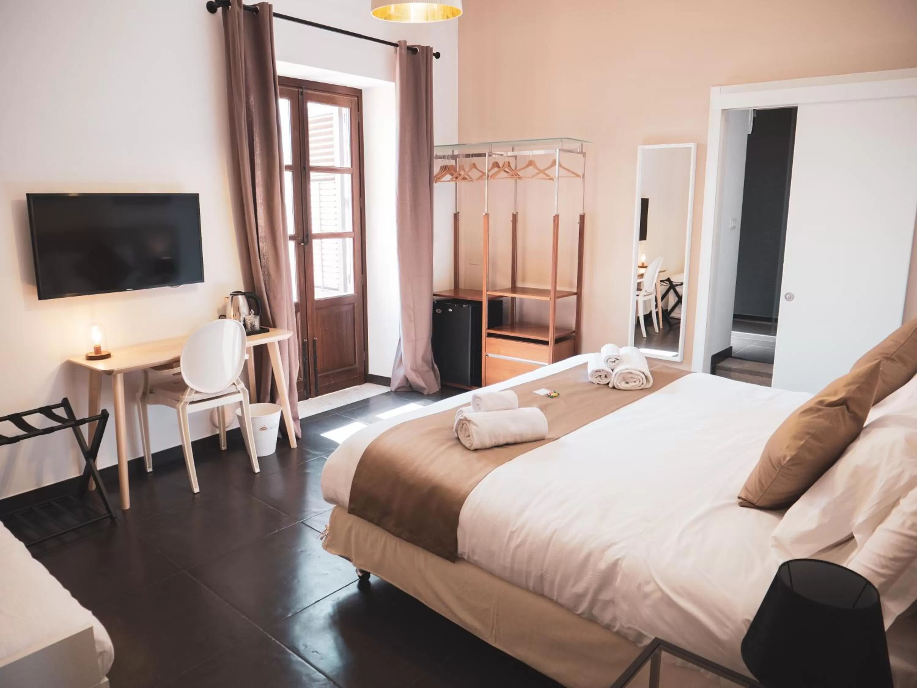 Photo of the whole room, Bed in DhOME B&B