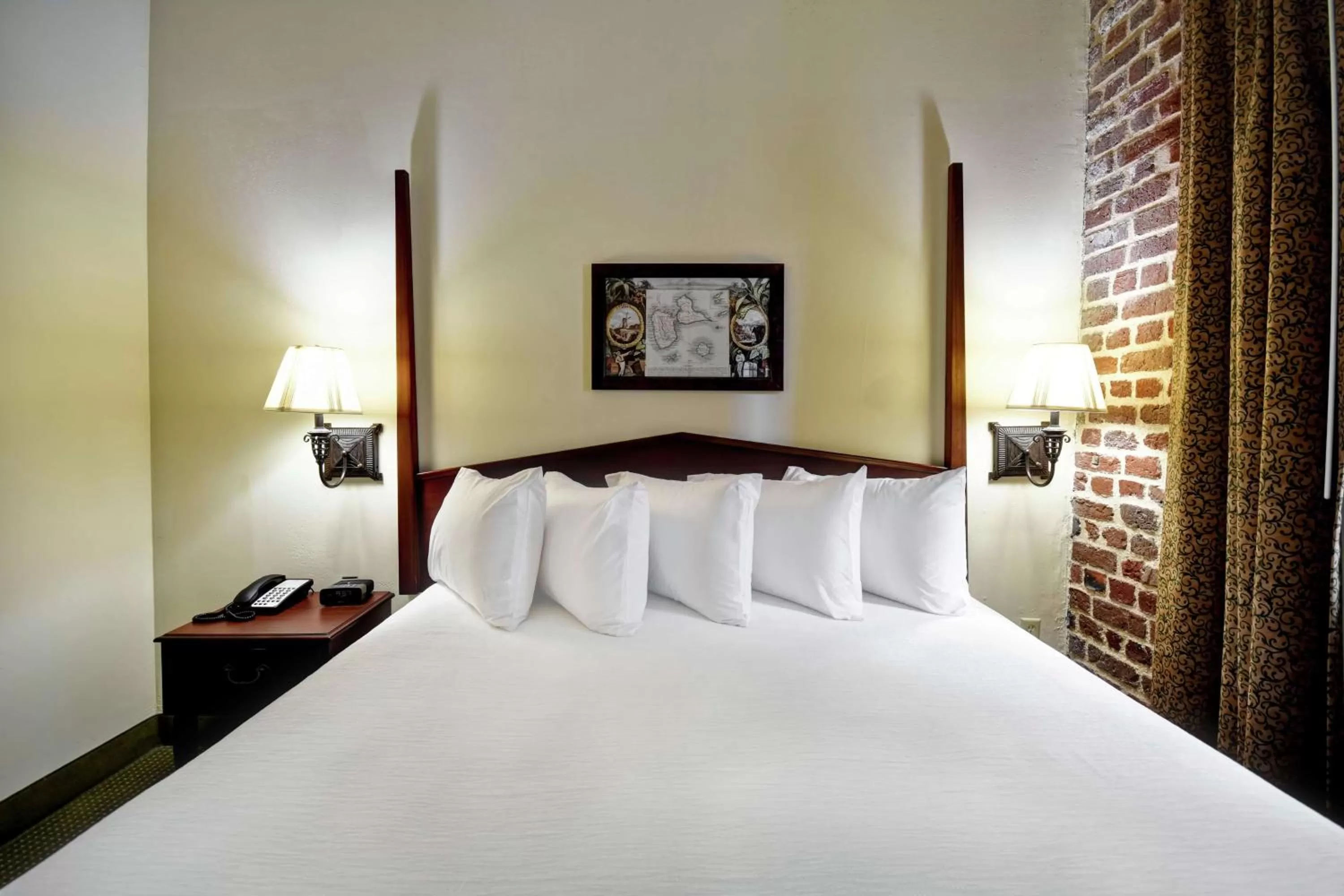 Bed in Embassy Suites Charleston - Historic District