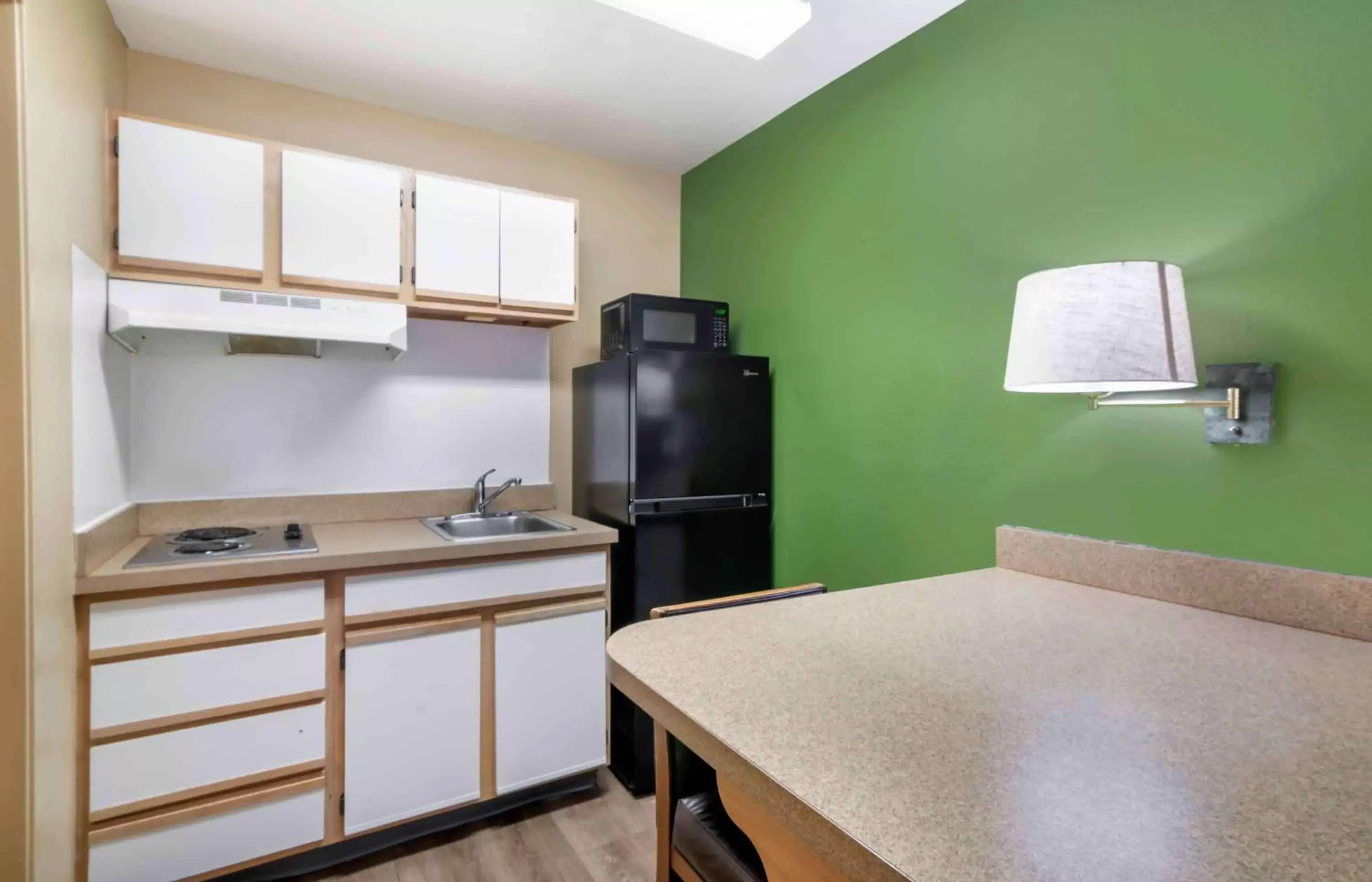 Bedroom, Kitchen/Kitchenette in Extended Stay America Suites - Kansas City - Shawnee Mission