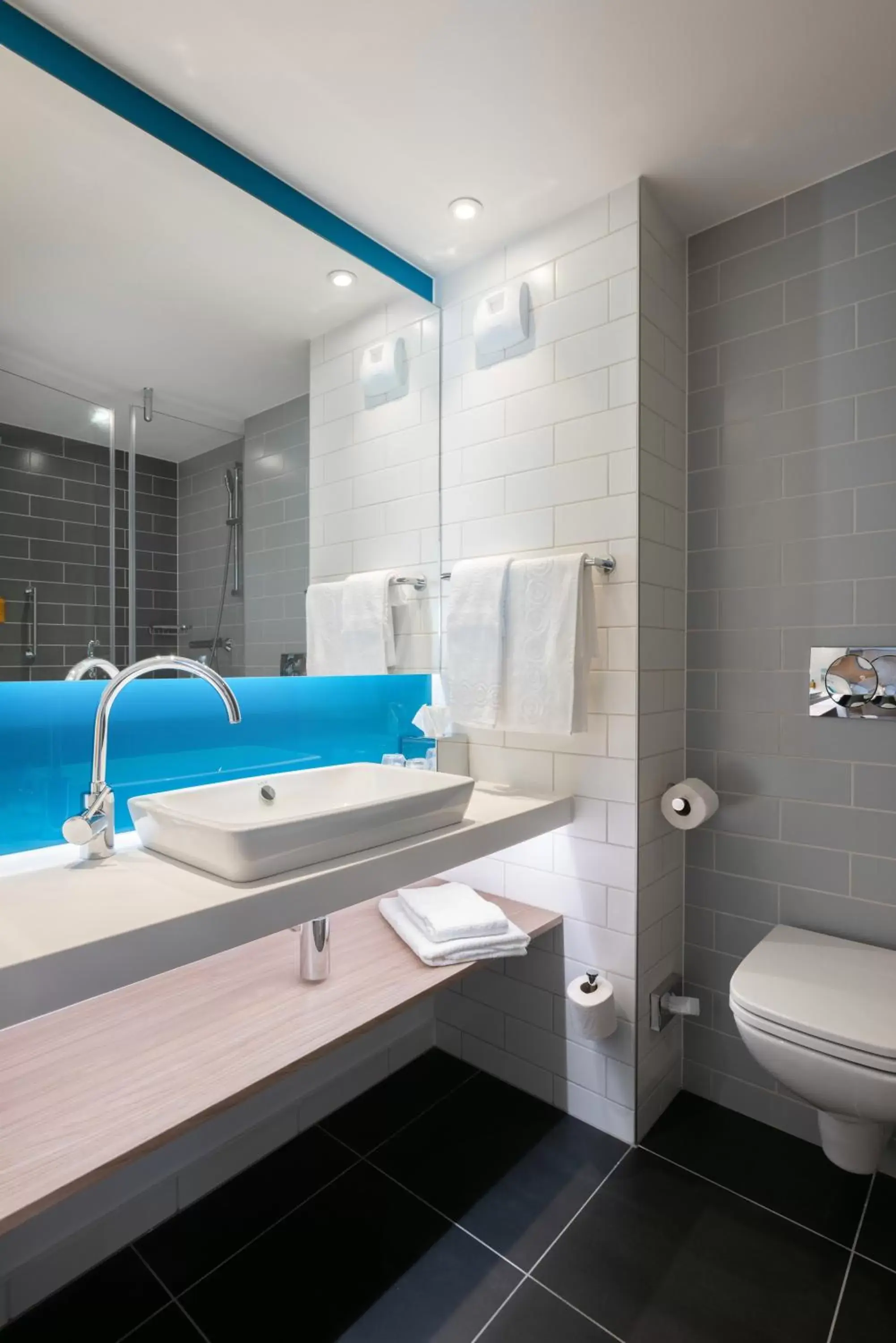 Photo of the whole room, Bathroom in Holiday Inn Express - Rouen Centre - Rive Gauche, an IHG Hotel