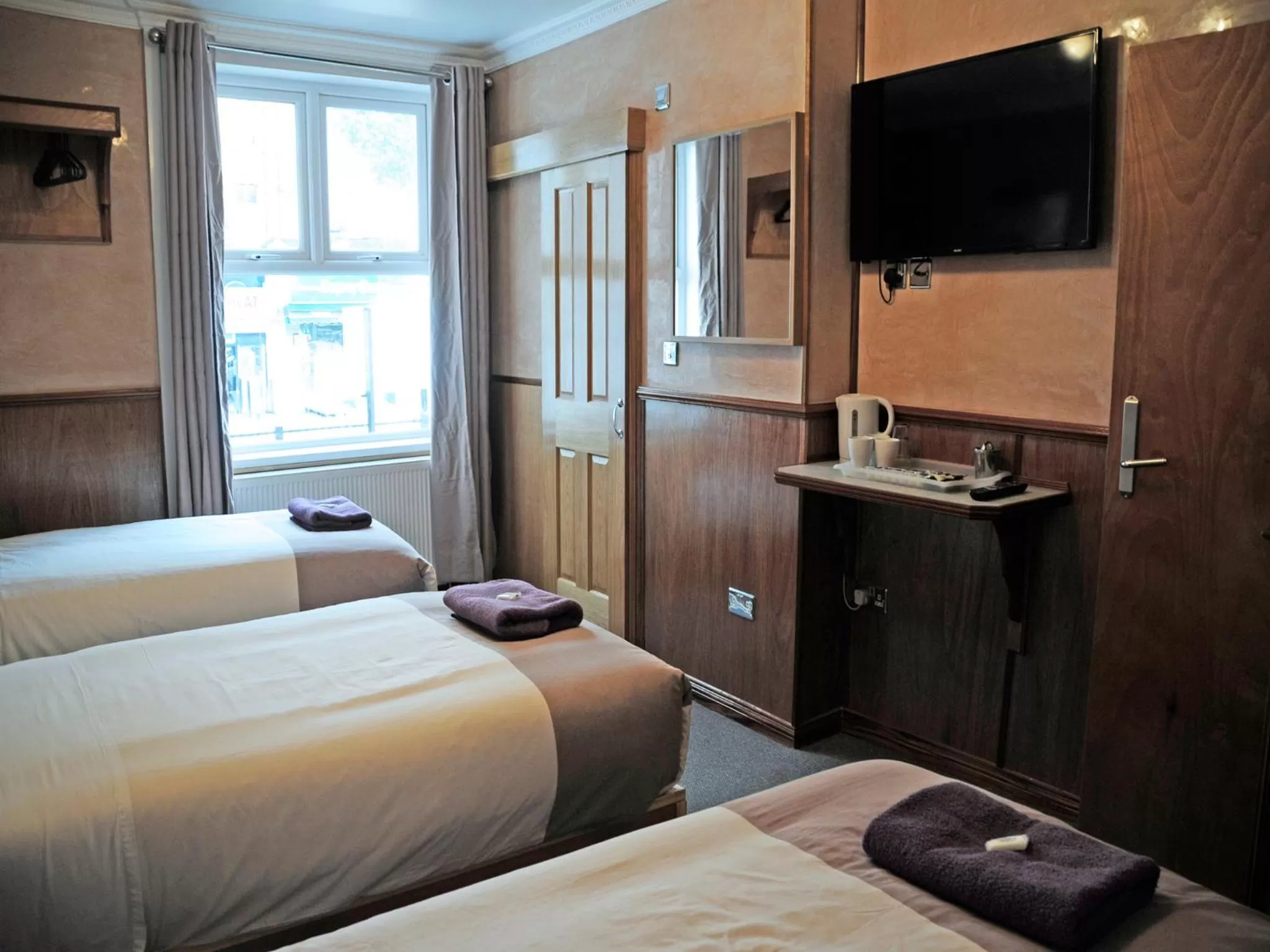 Photo of the whole room, Bed in Cricklewood Lodge Hotel