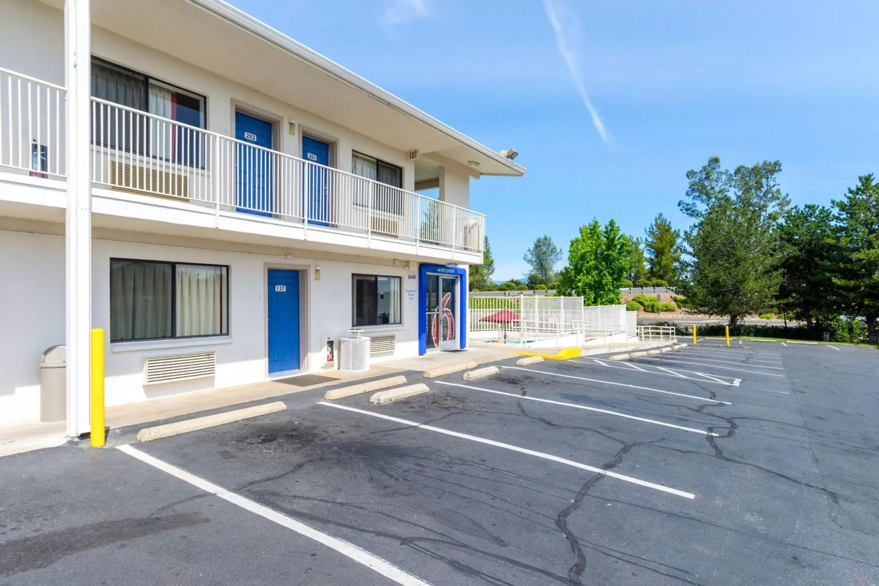 Property building, Facade/Entrance in Motel 6-Redding, CA - Central