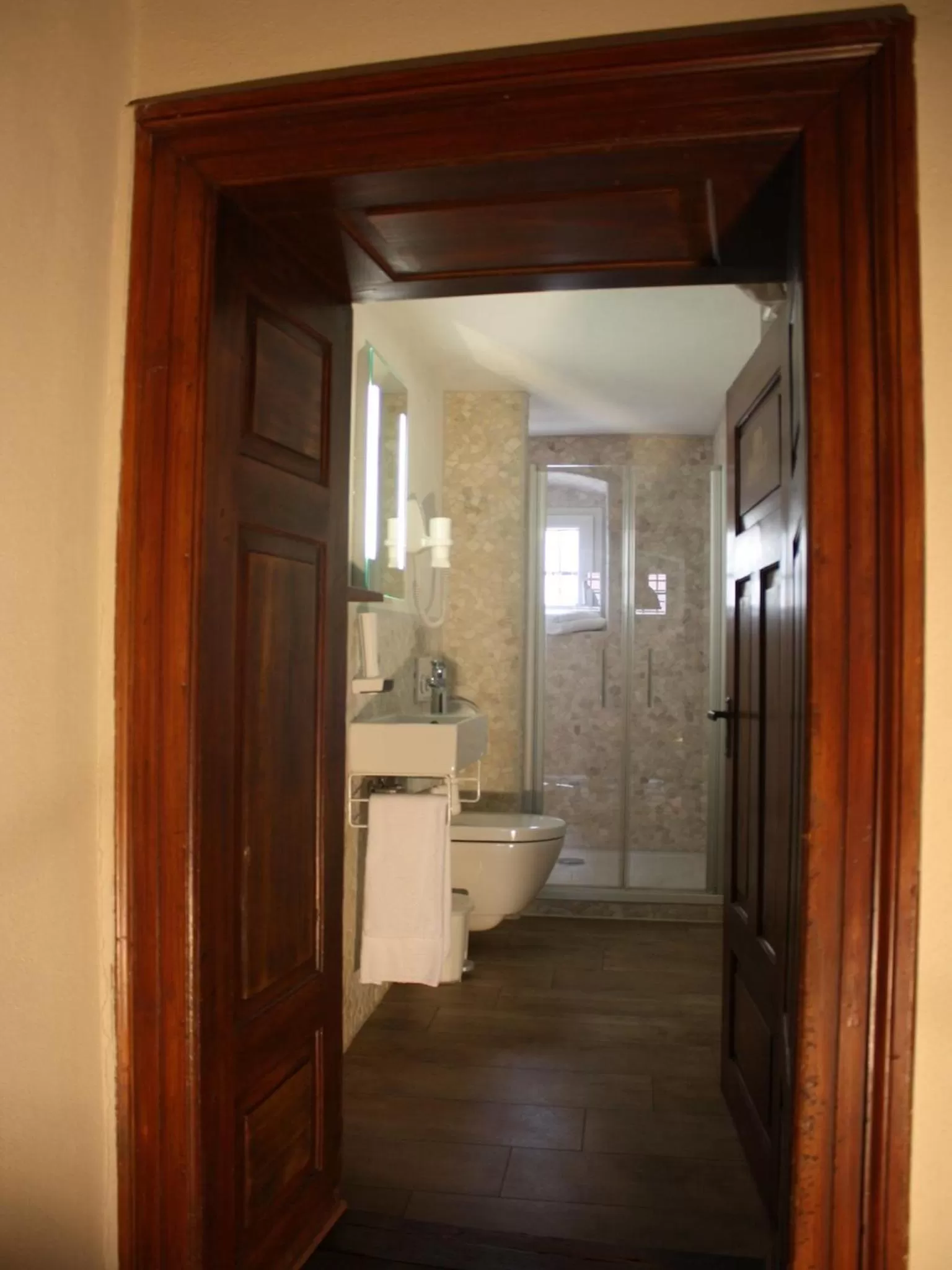 Bathroom in Knast-Hotel Fronfeste