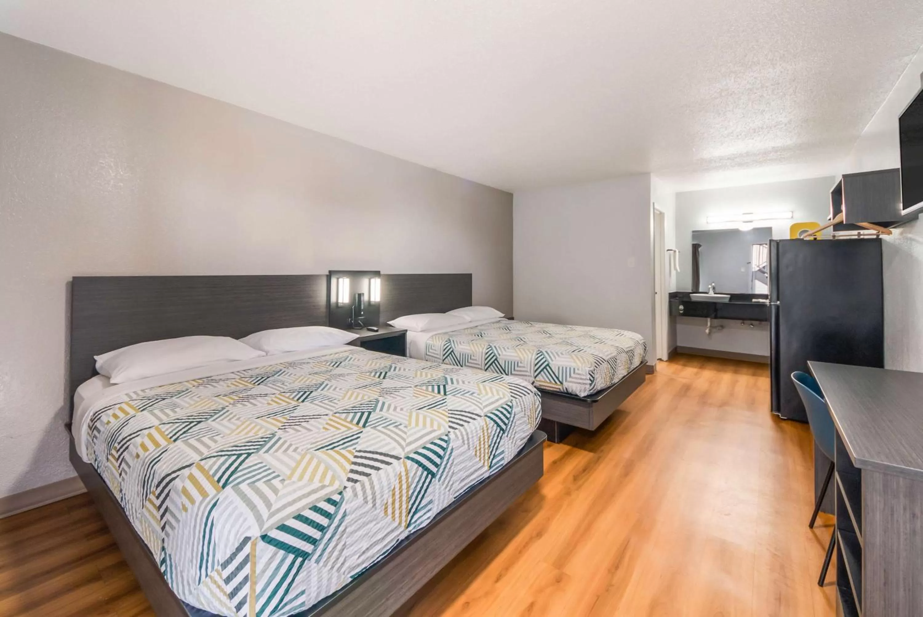 Photo of the whole room, Bed in Studio 6 Laredo, Tx - North I-35