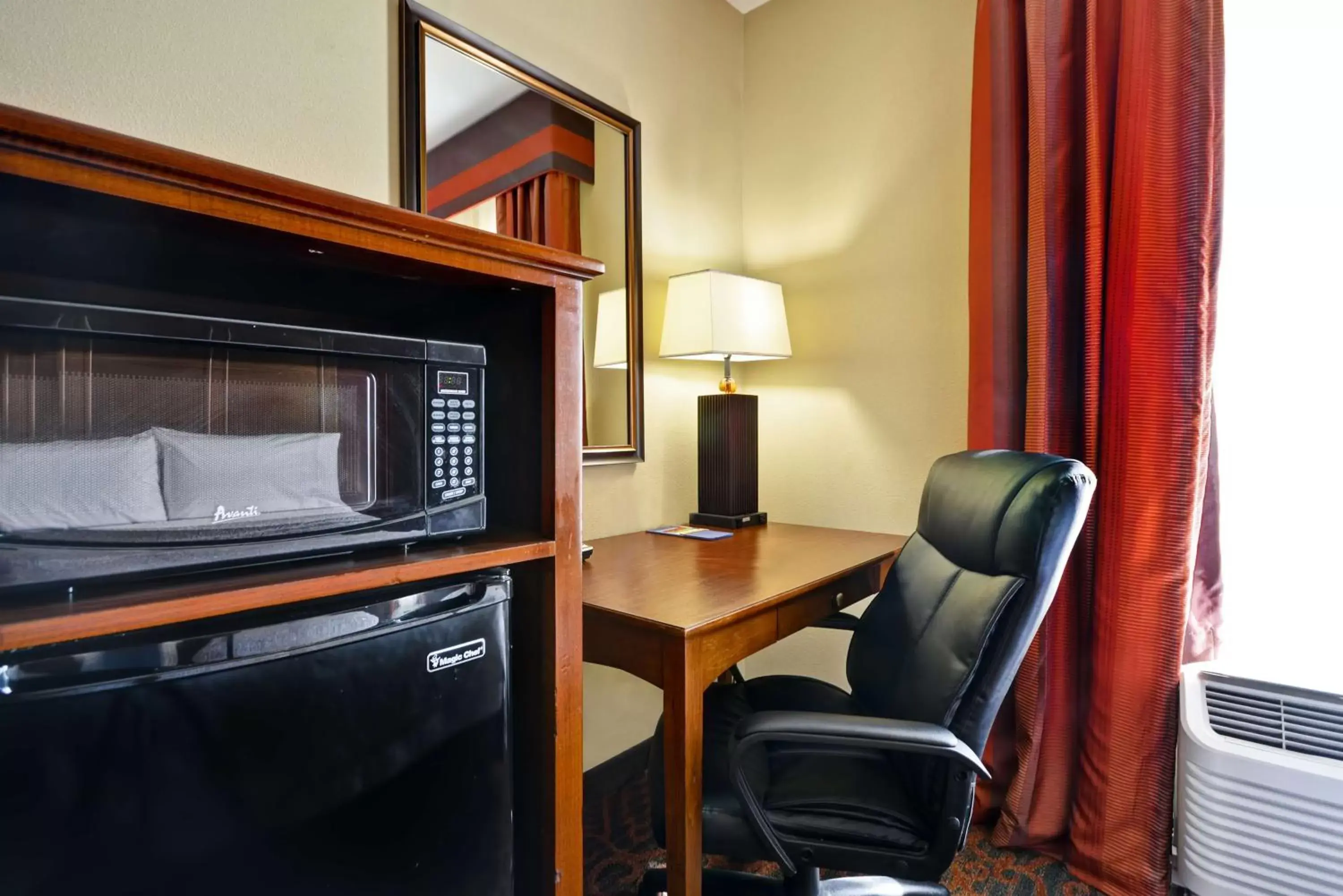 Bathroom, TV/Entertainment Center in Hampton Inn & Suites Brenham