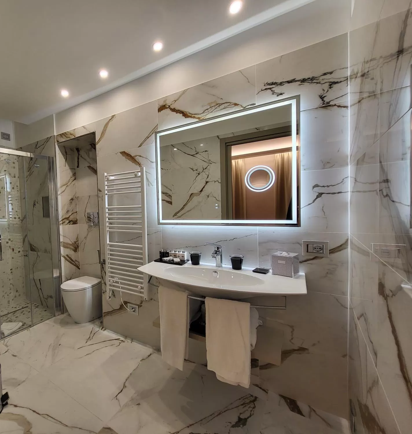 Shower in Harry's Bar Trevi Hotel & Restaurant