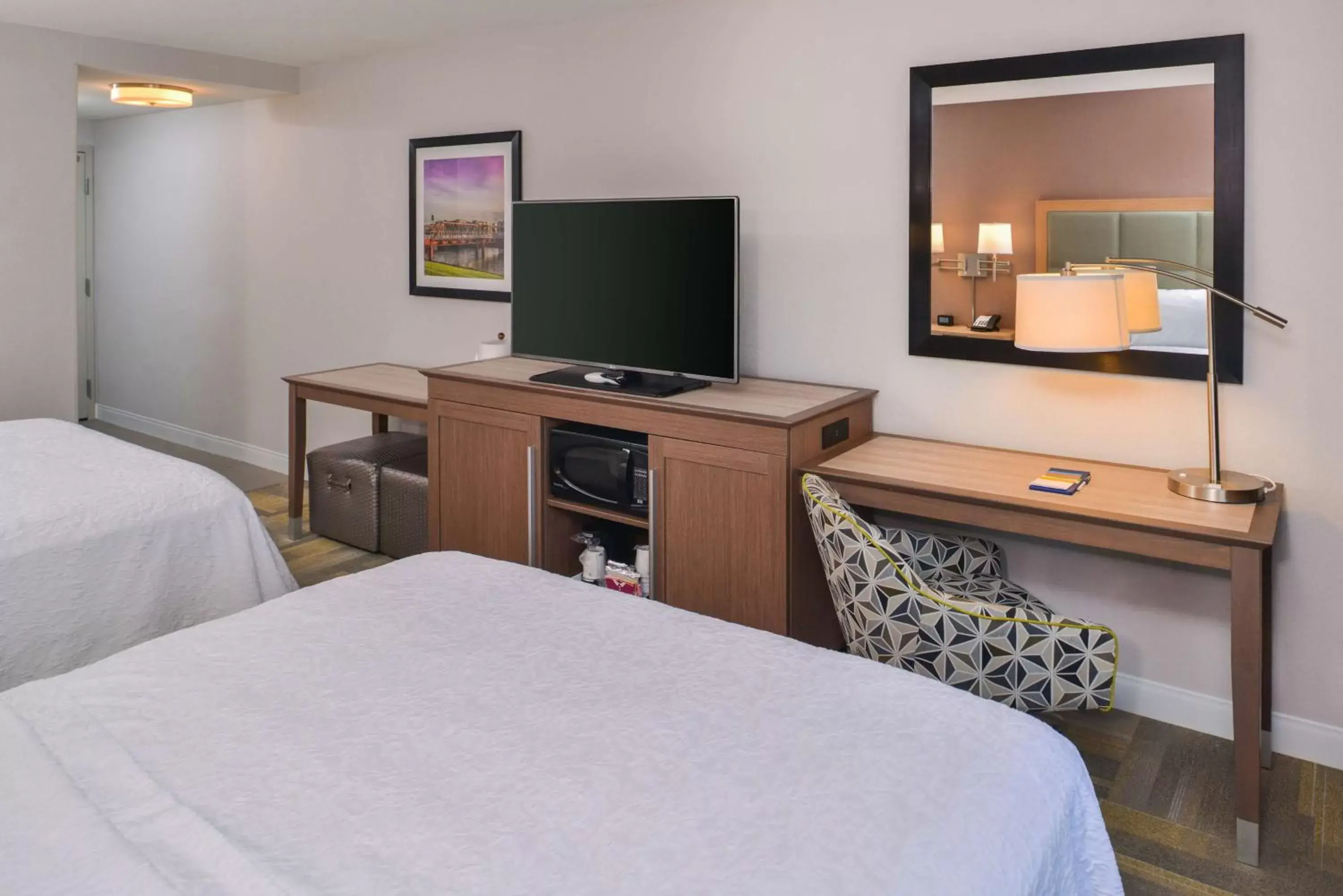 Bed, TV/Entertainment Center in Hampton Inn and Suites Altoona-Des Moines by Hilton