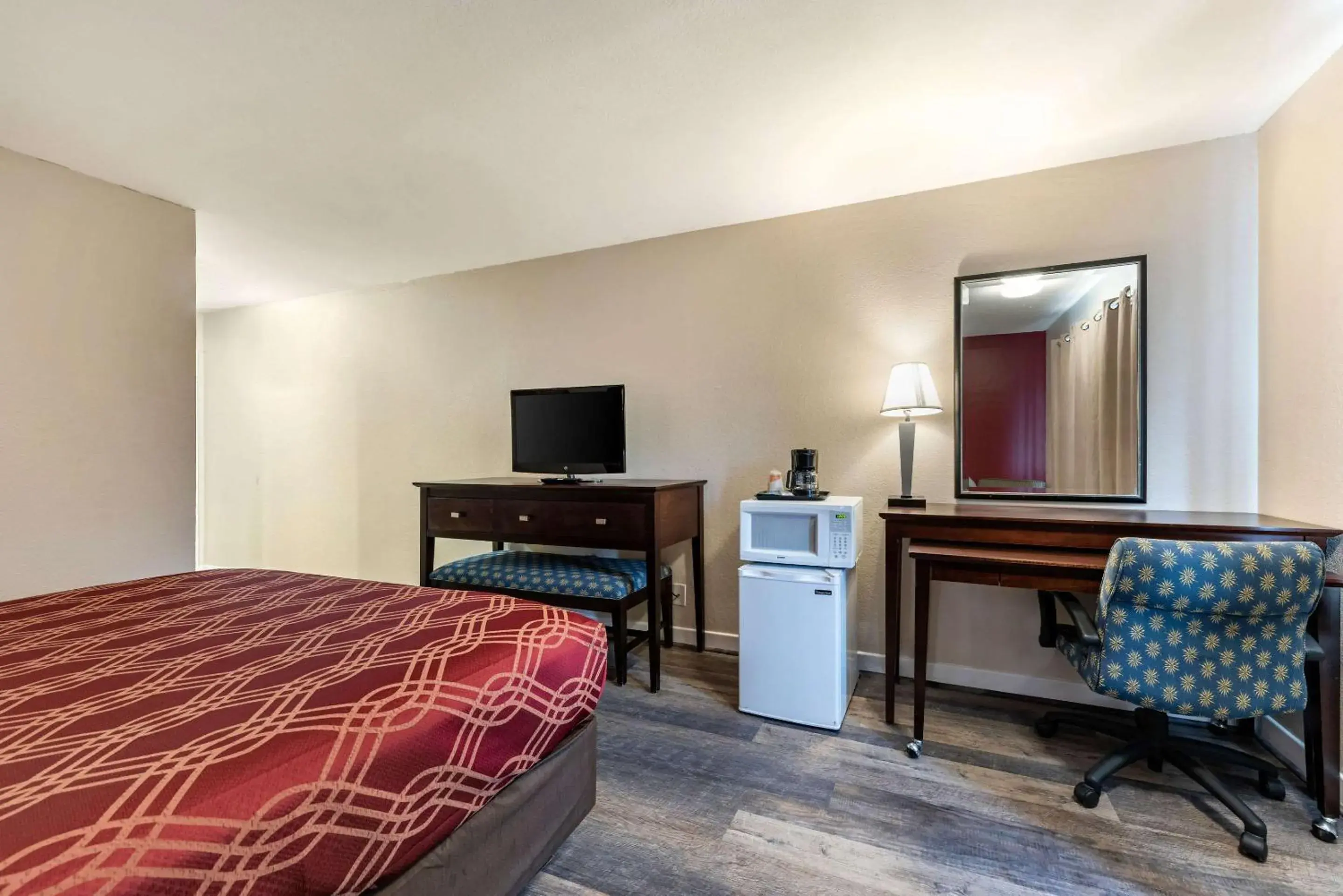 Photo of the whole room, Bed in Bay Breeze Inn Photo of the whole room, Bed in Bay Breeze Inn