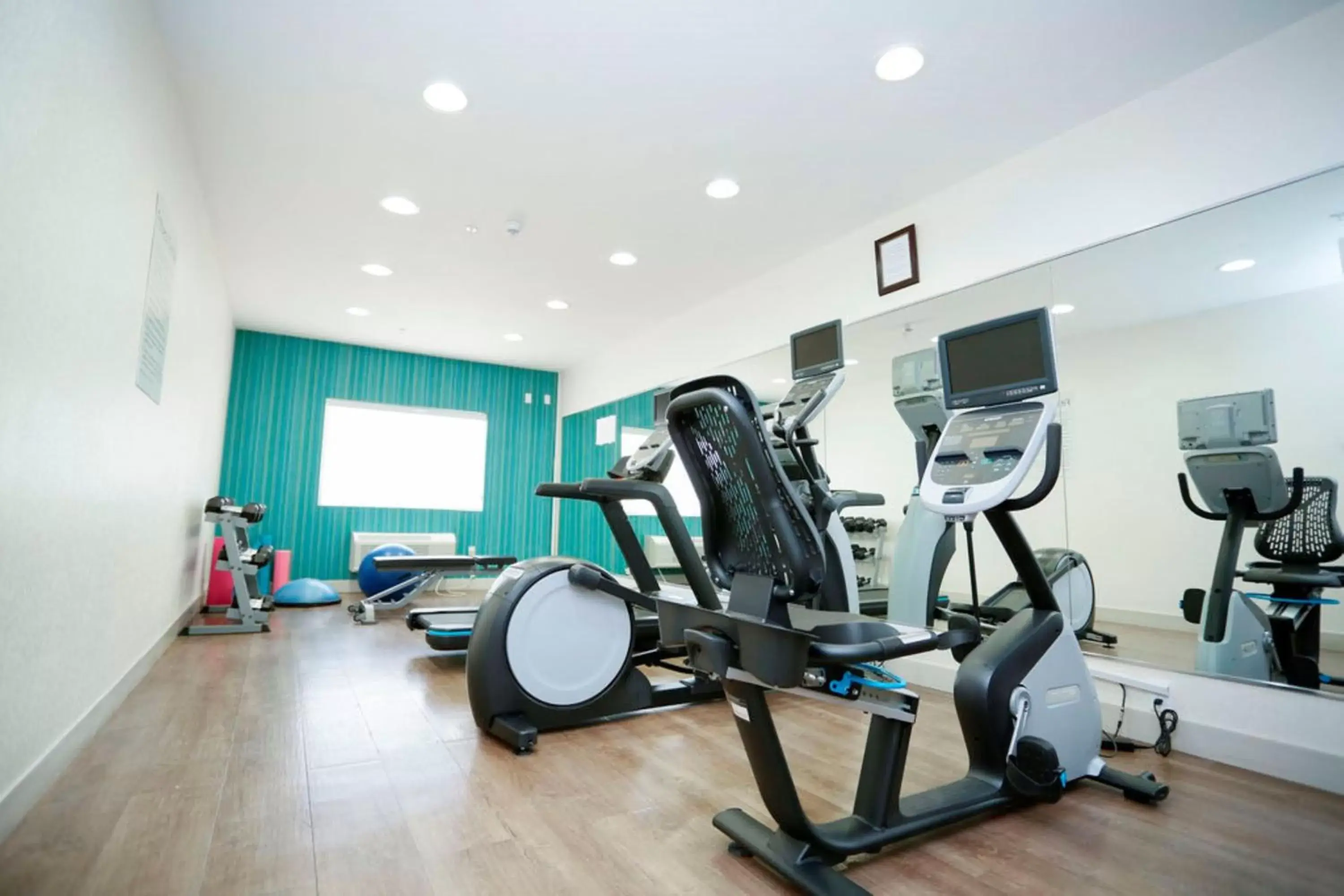Fitness centre/facilities, Fitness Center/Facilities in Holiday Inn Express Hotel & Suites Carlsbad, an IHG Hotel