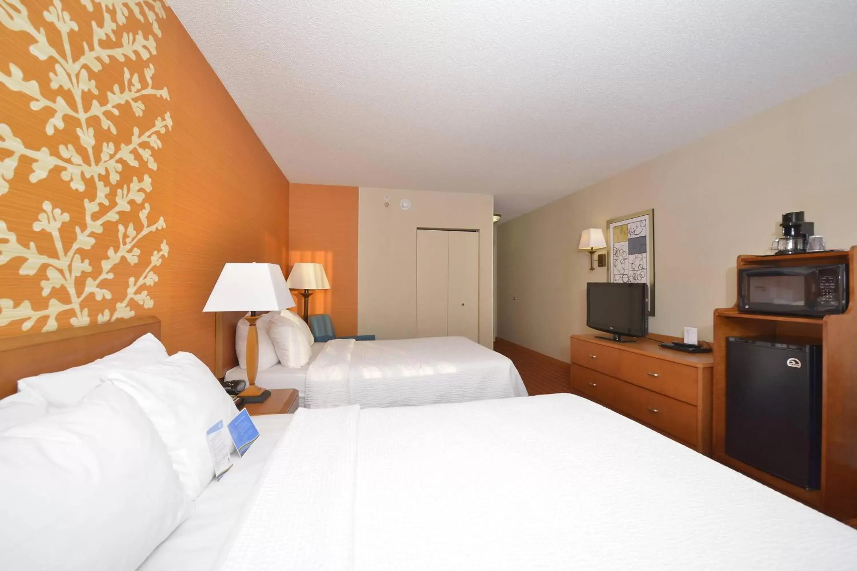 Photo of the whole room, Bed in Fairfield Inn and Suites by Marriott Williamsport