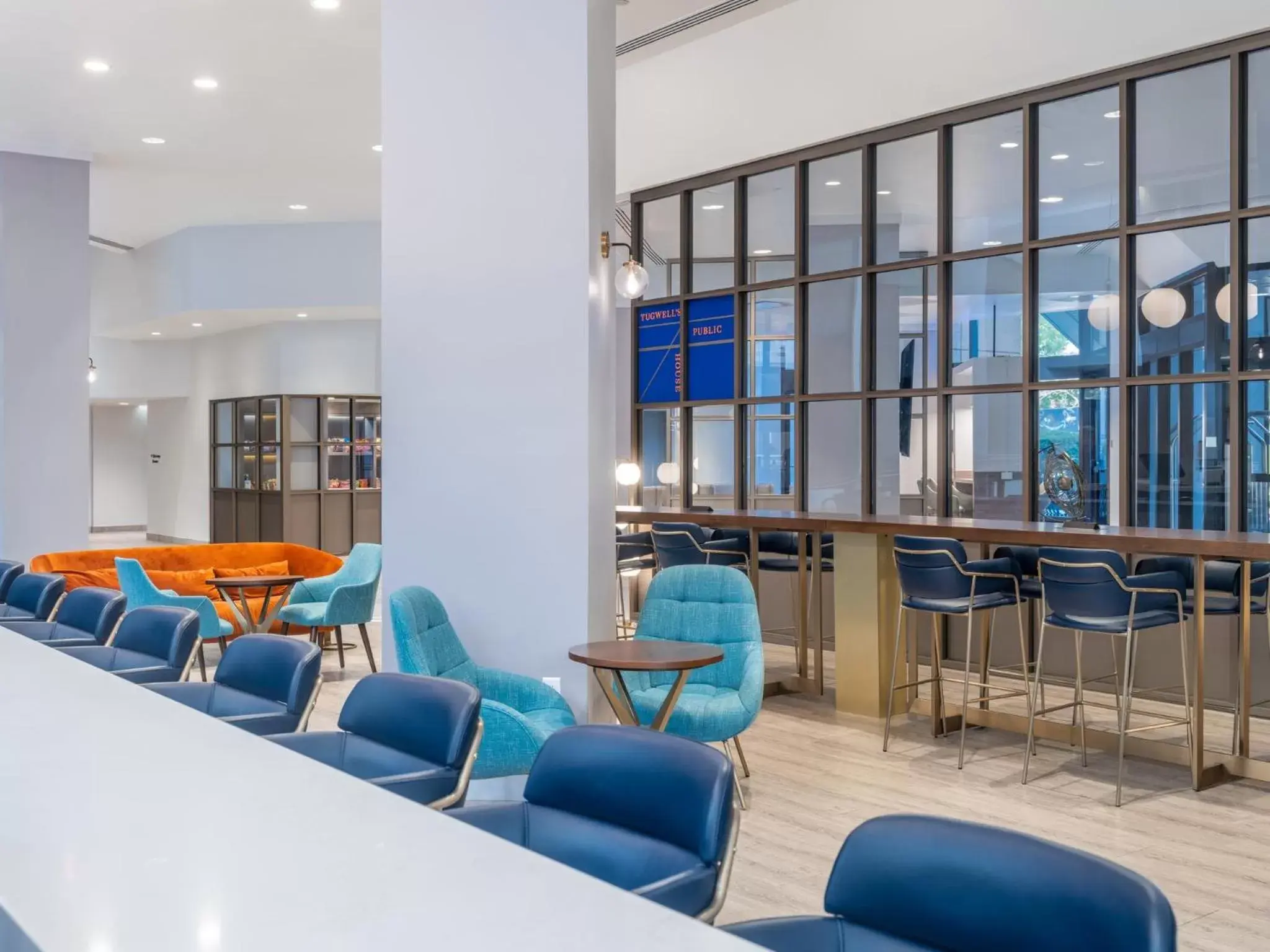 Lounge or bar in Crowne Plaza College Park - Washington DC by IHG Lounge or bar in Crowne Plaza College Park - Washington DC by IHG