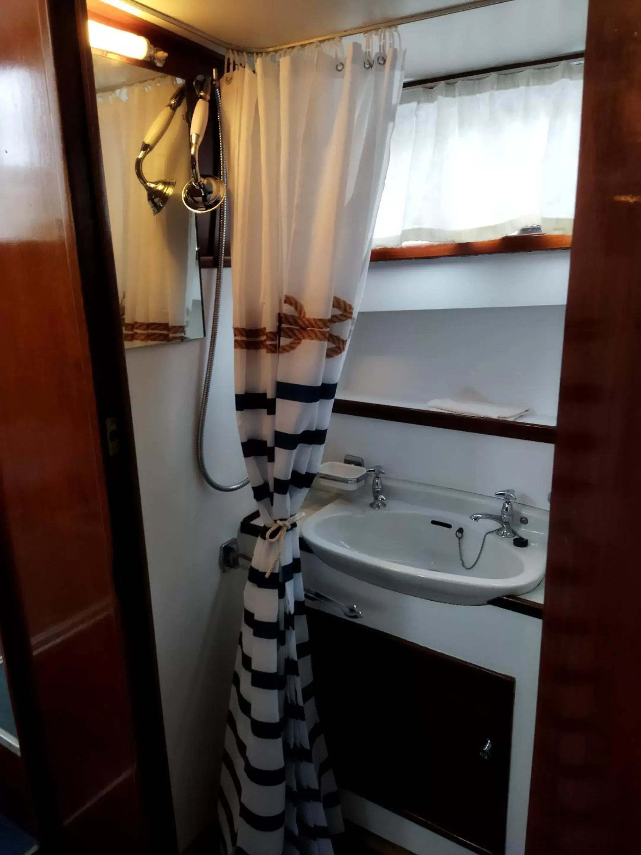 Bathroom in Sealov- Nuit sur un bateau à quai, halte bucolique entre Pont-Remy et Abbeville