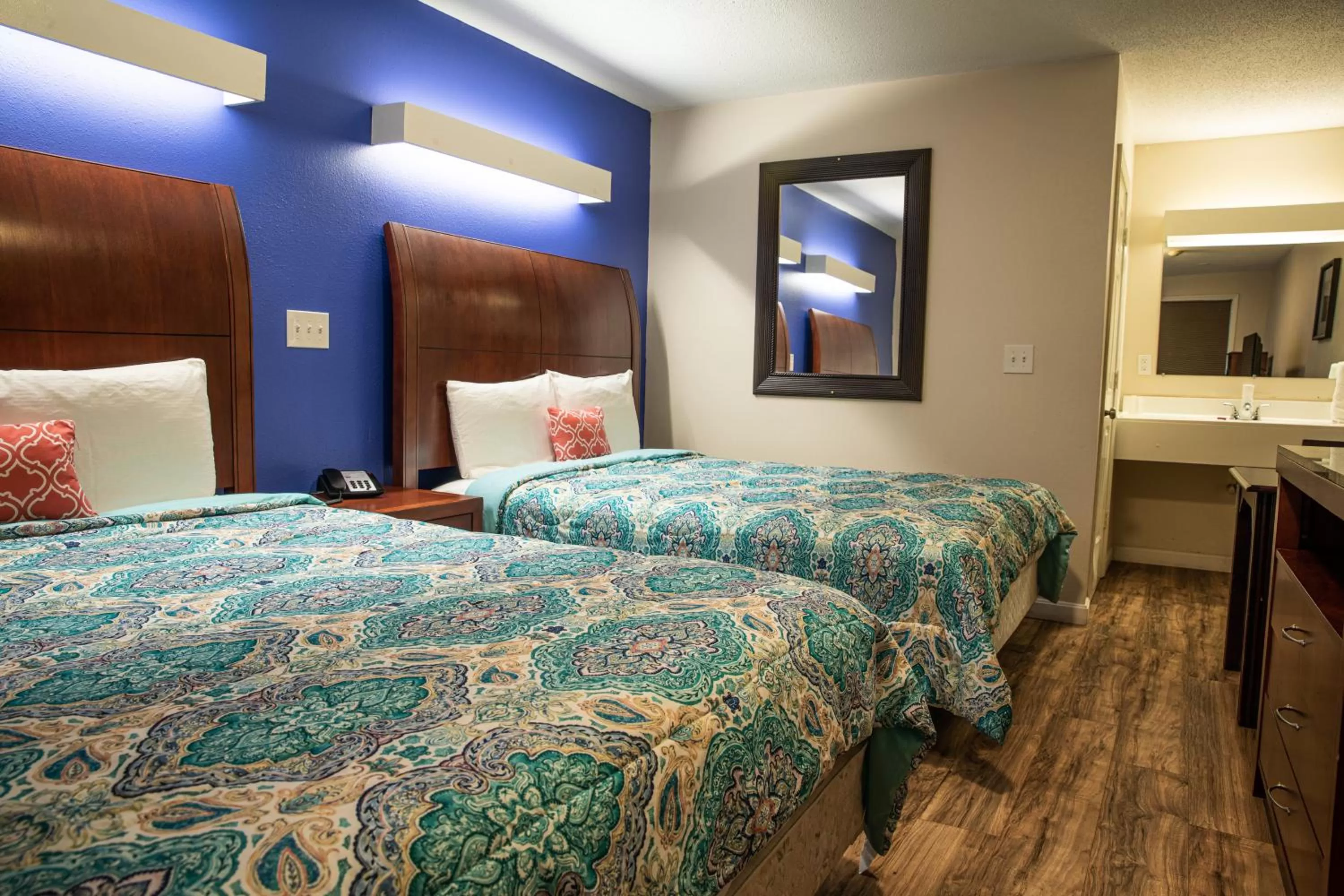 Photo of the whole room, Bed in Classic Motor Lodge Providence - West Greenwich