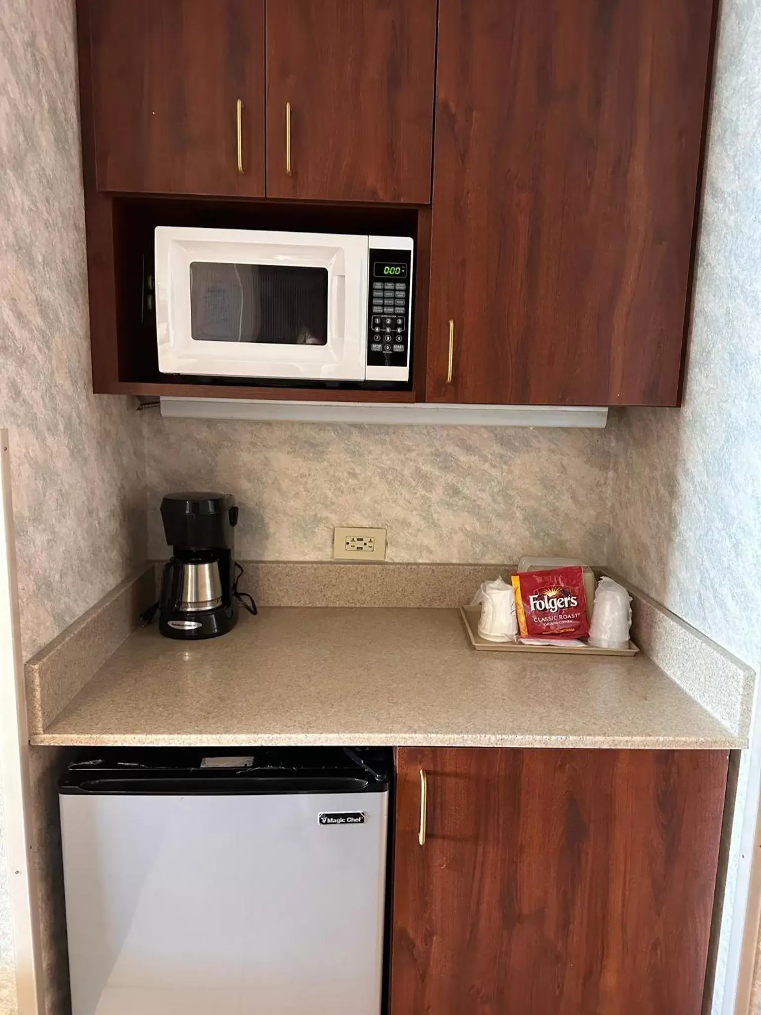 minibar, Kitchen/Kitchenette in The Breakers Resort Inn