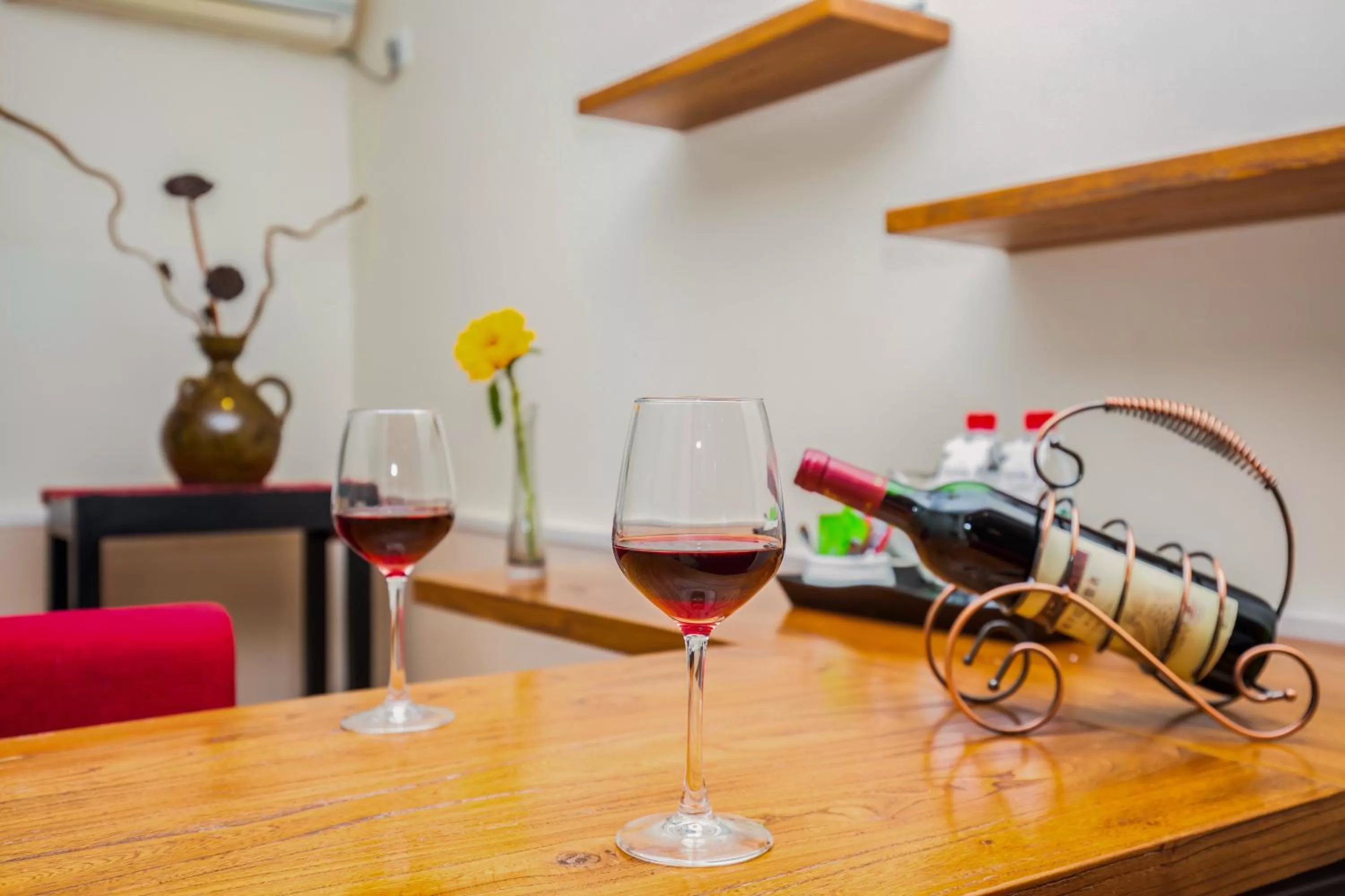 Alcoholic drinks in Wenjun Courtyard Hotel---3mins walk from Tonghuimen metro station ,next to People`s Park, fluent English service ,travel agency