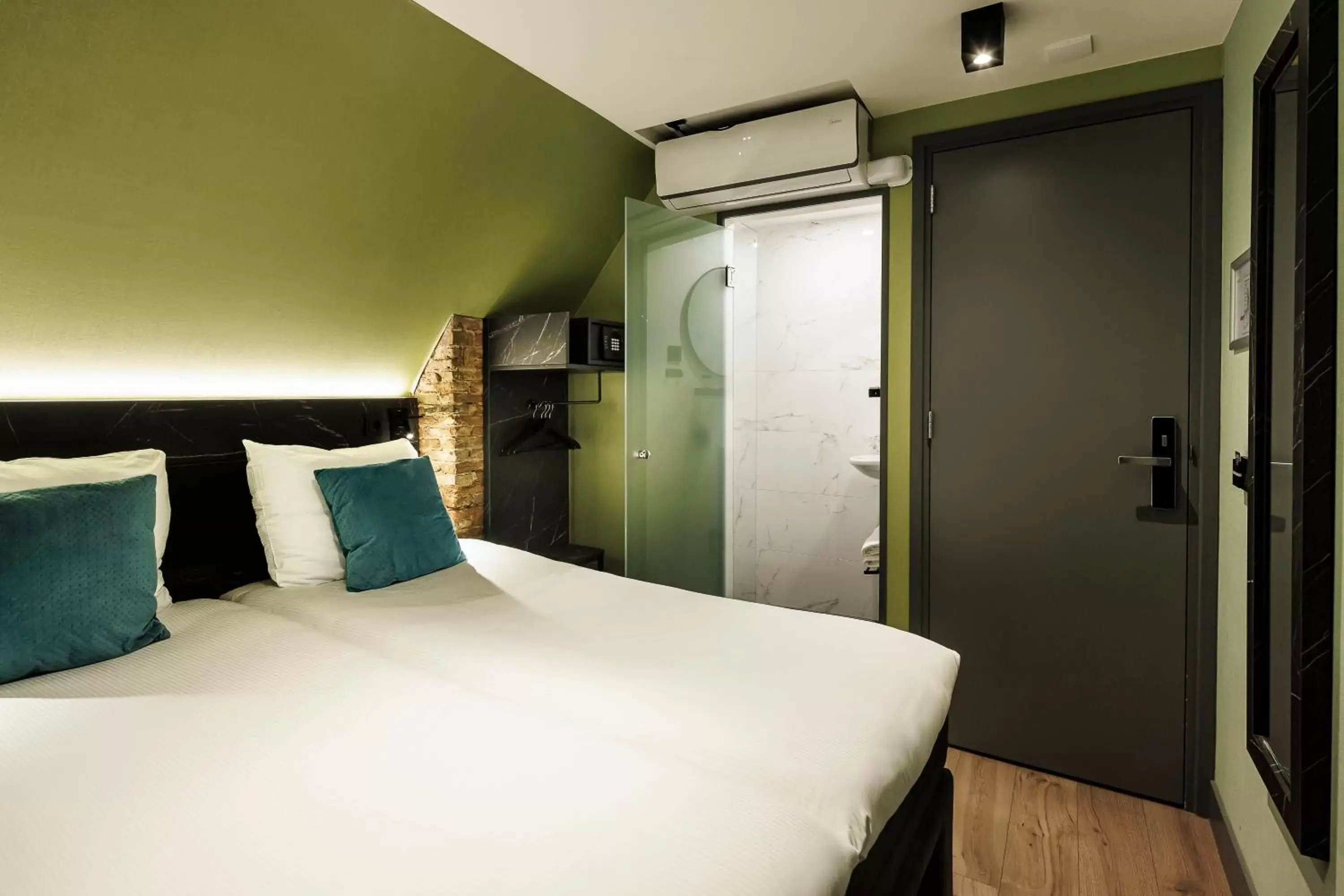Twin Room with Shared Toilet in Ciao Papa Hotel Amsterdam Central Station Twin Room with Shared Toilet in Ciao Papa Hotel Amsterdam Central Station