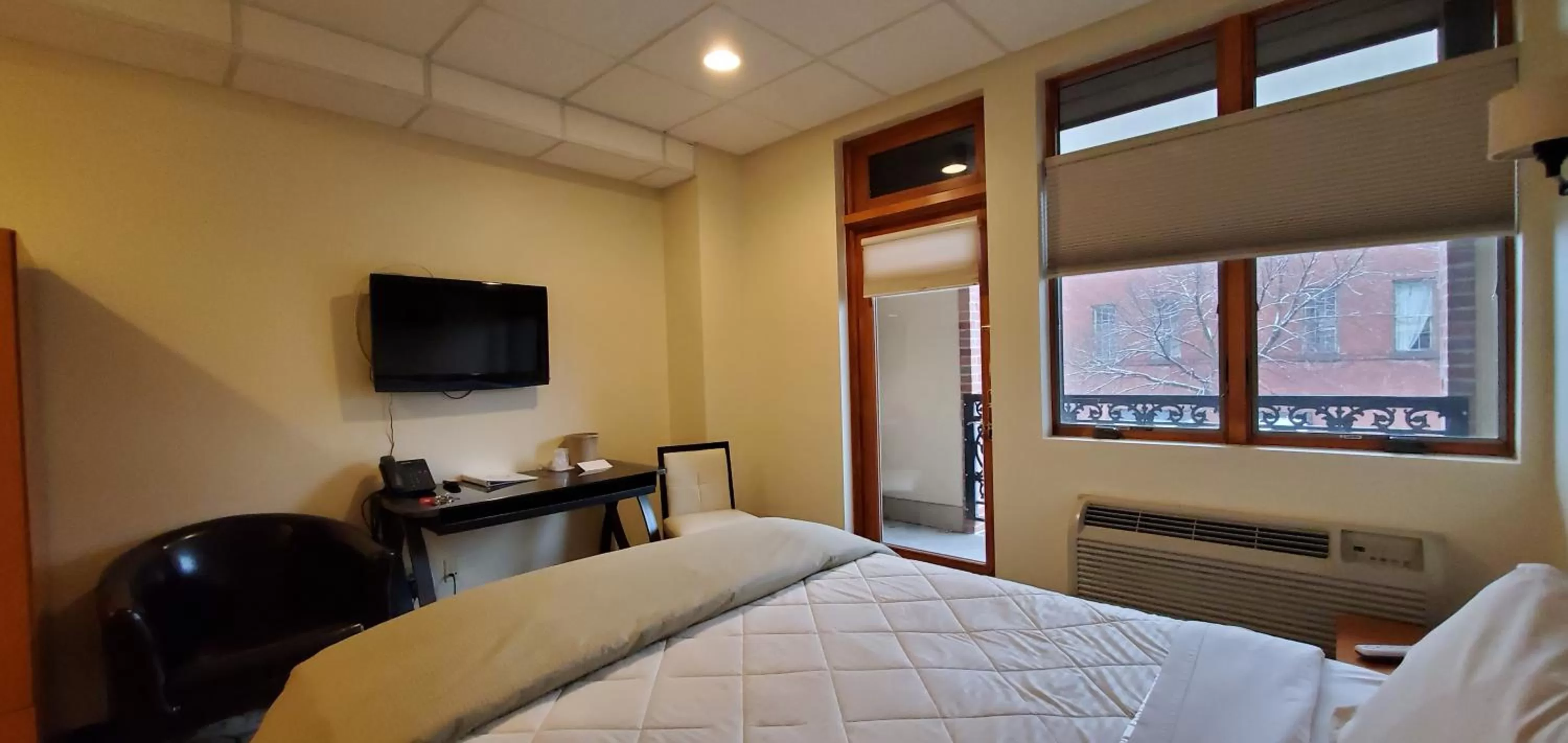 TV and multimedia, TV/Entertainment Center in Lowell Inn