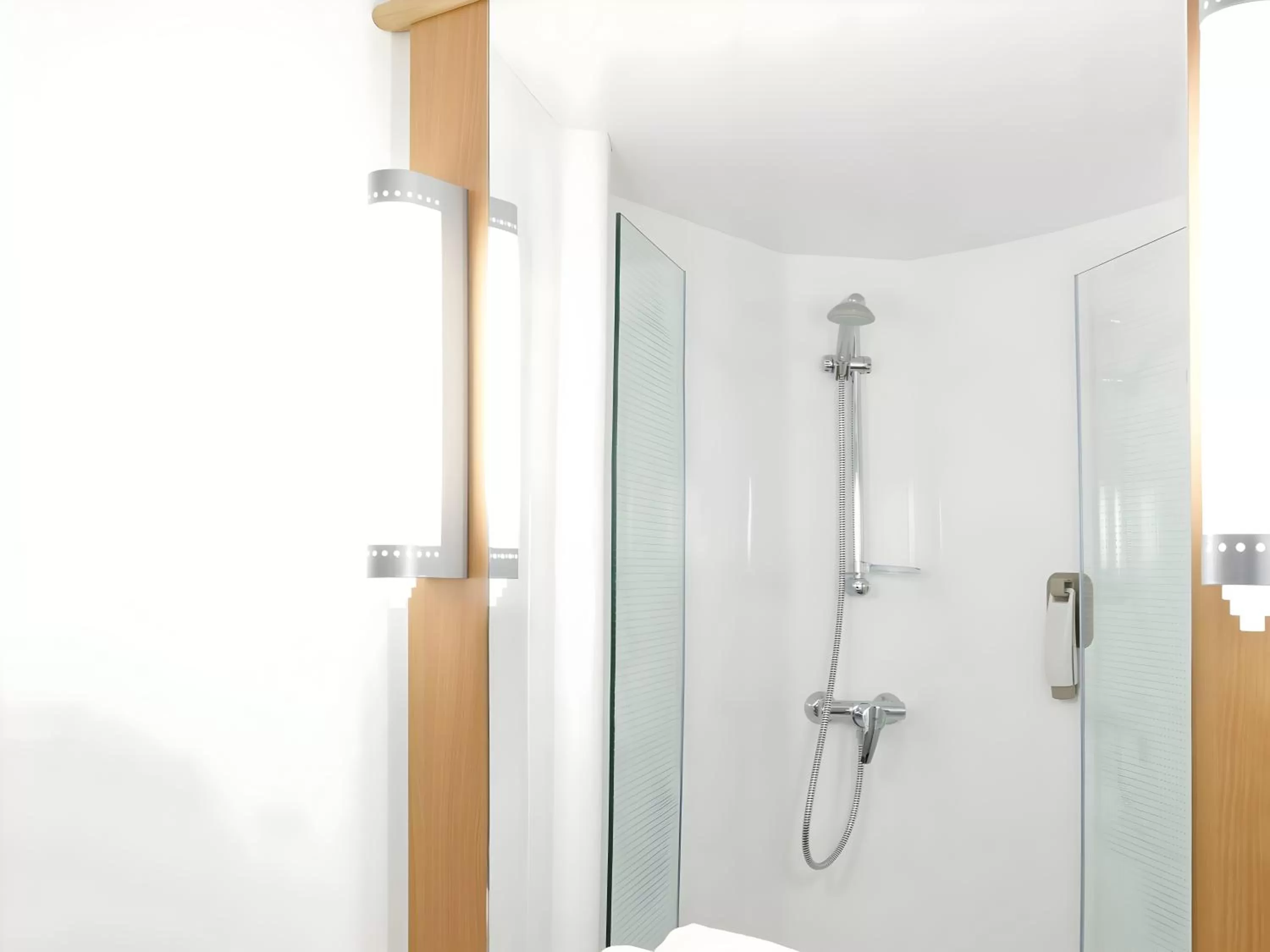 Shower in Ibis Styles Liverpool Centre Dale Street - Cavern Quarter