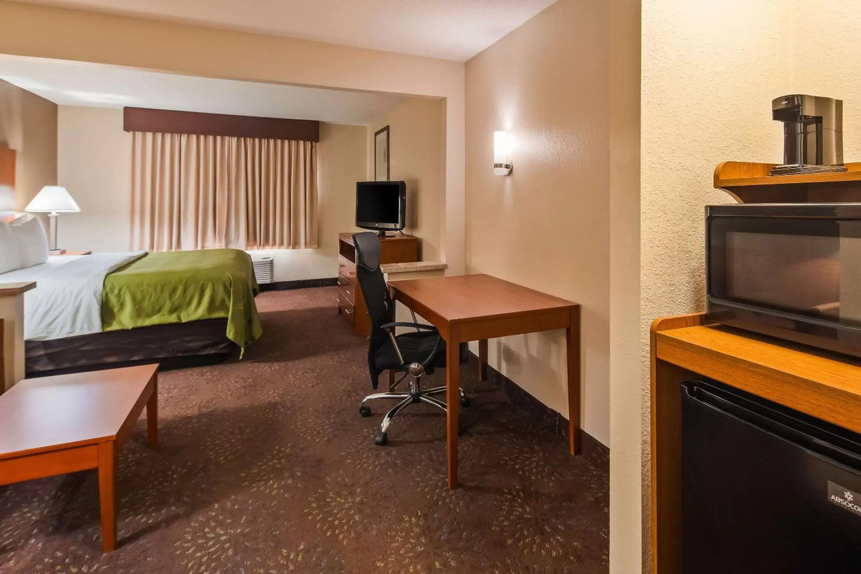 Photo of the whole room, TV/Entertainment Center in Quality Inn Tomah