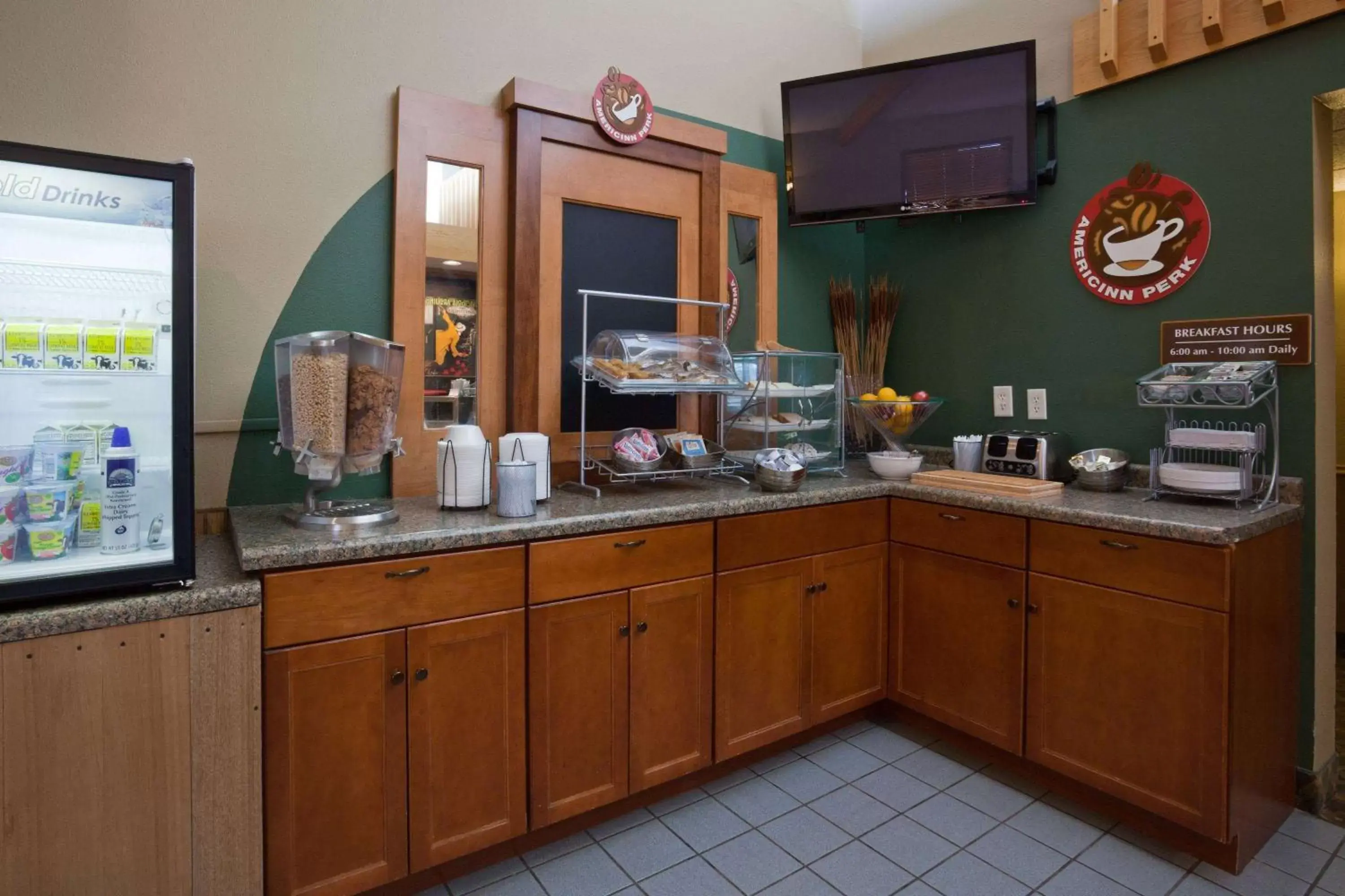Restaurant/places to eat, Kitchen/Kitchenette in AmericInn by Wyndham Rice Lake